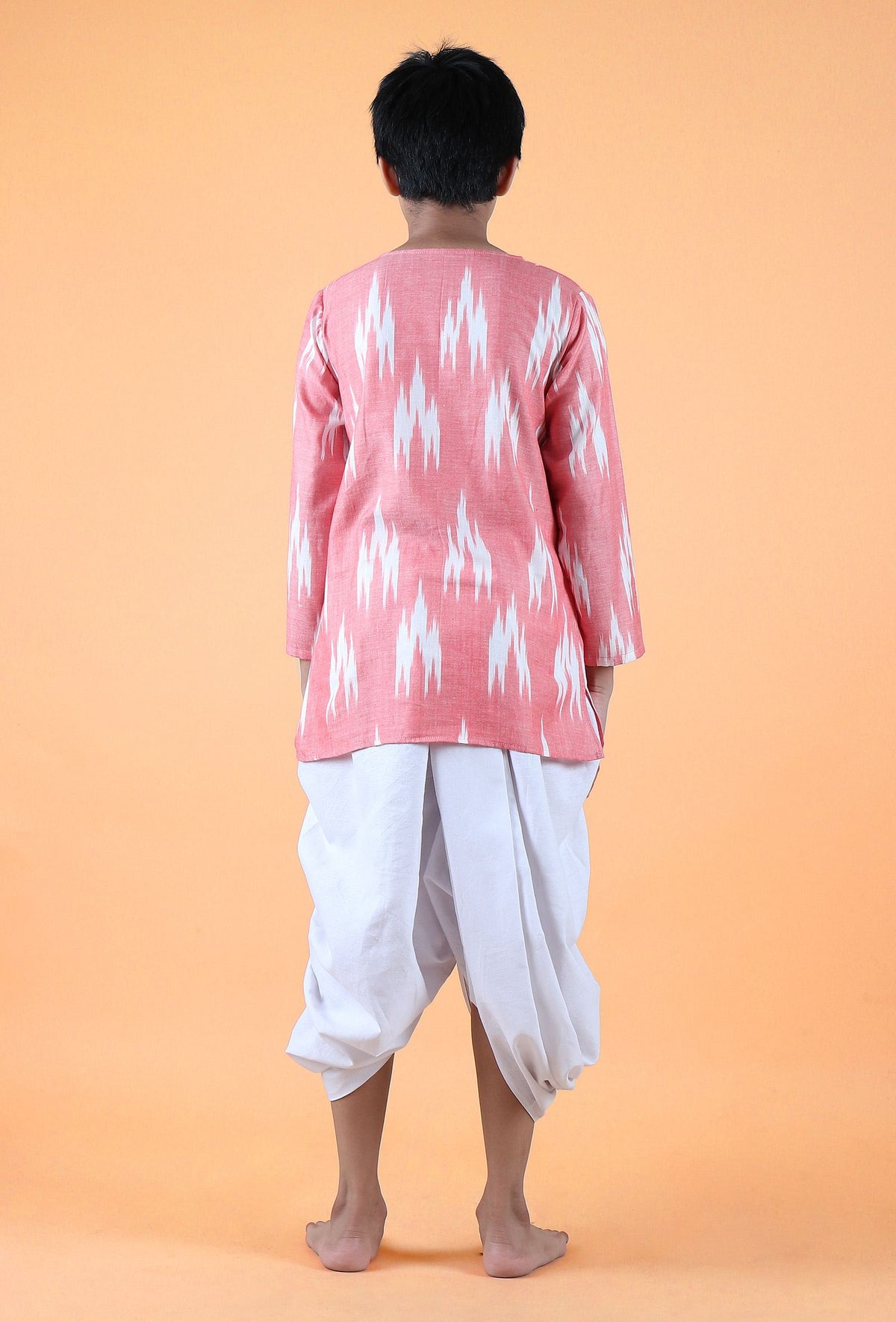 Set of 2 - Pink Ikat Cotton Kurta & White Dhoti Pants サイズ 5〜6歳