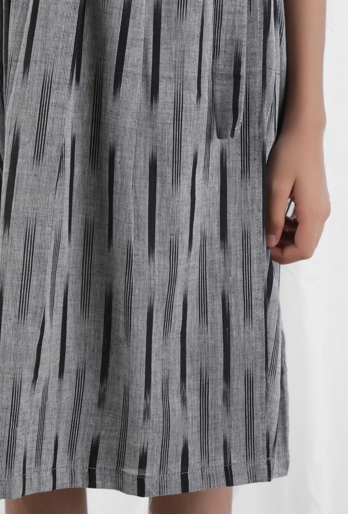 Black Ikat Wrap Around Cotton Dress サイズ 8〜9歳