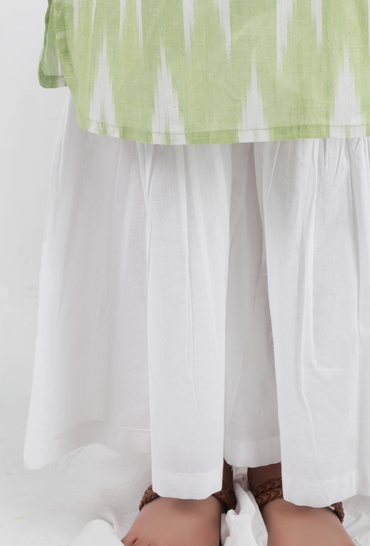Set of 2: Green Ikat Straight Cotton Kurta & White Sharara Pant サイズ 9〜10歳