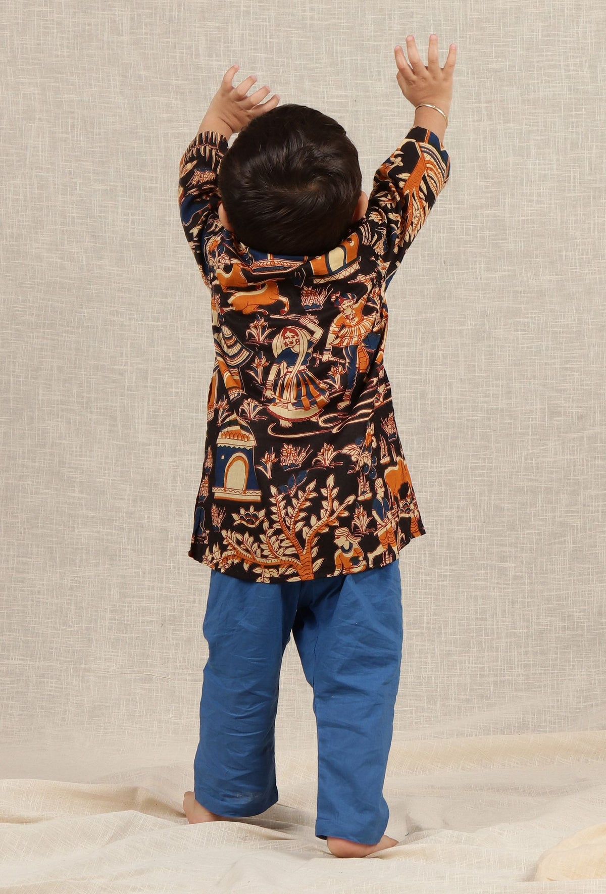 Set of 2: Milan Black Kalamkari Printed Cotton Kurta & Blue Pyjama サイズ 9〜12か月