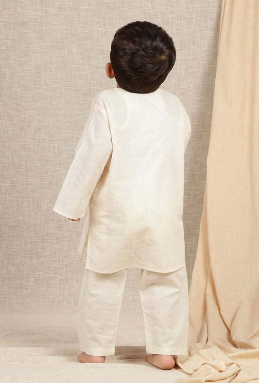 Set of 3: Angad Off-white Cotton Kurta, Pyjama & Beige Cream Kalamkari Nehru Jacket サイズ 0〜3か月