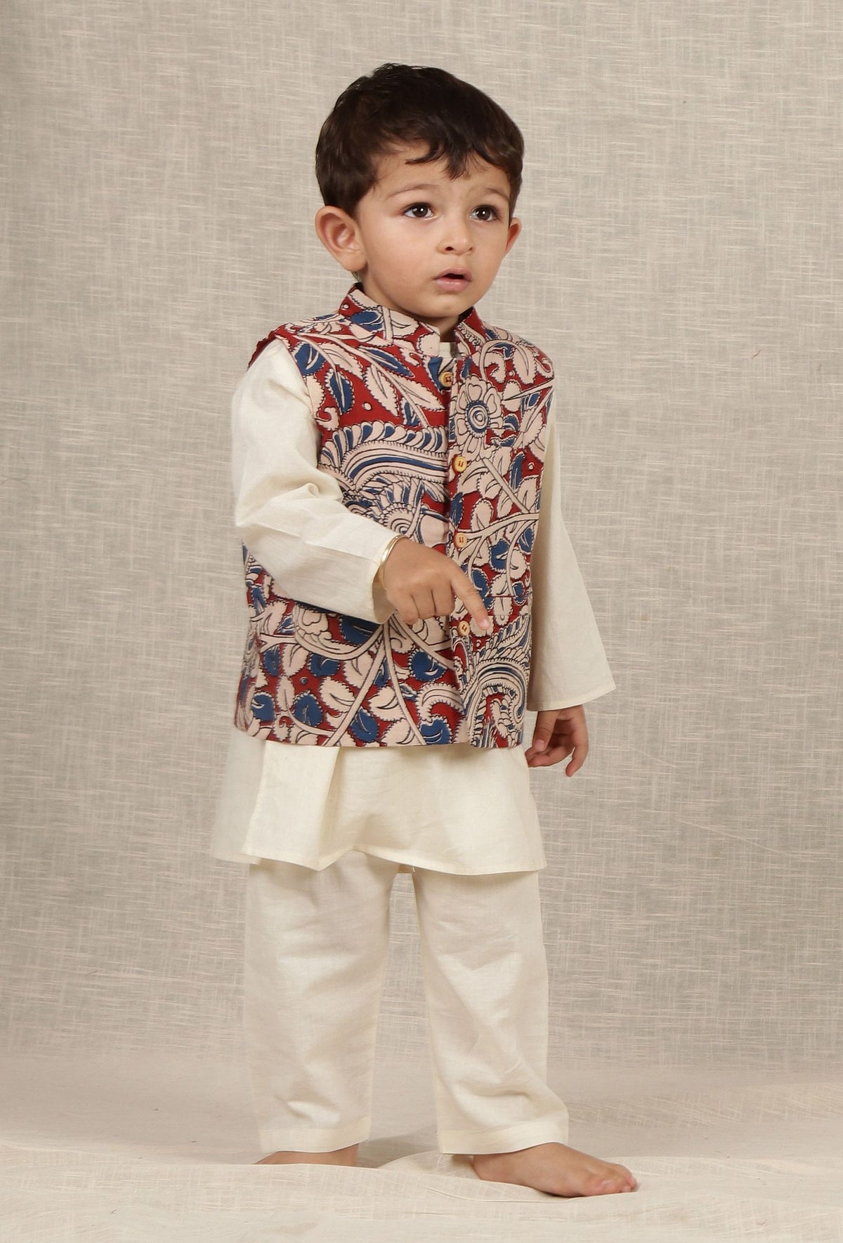 Set of 3: Angad Off-white Cotton Kurta, Pyjama & Beige Cream Kalamkari Nehru Jacket サイズ 0〜3か月