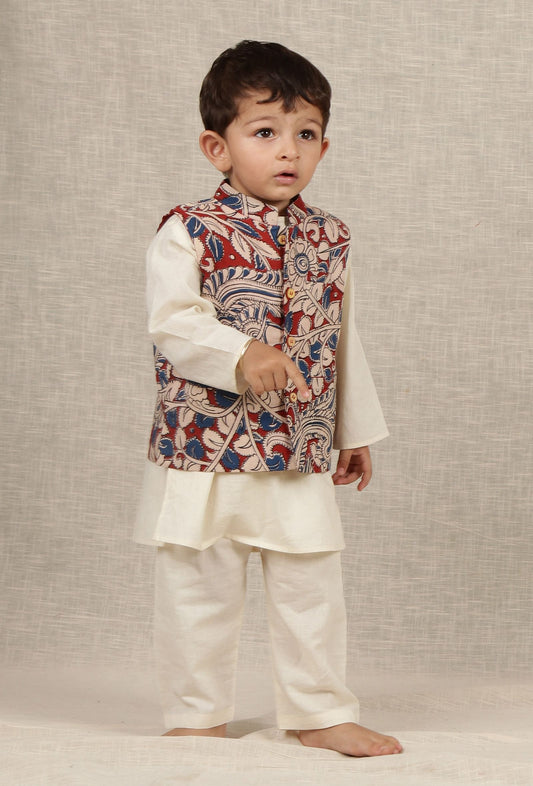Set of 3: Angad Off-white Cotton Kurta, Pyjama & Beige Cream Kalamkari Nehru Jacket サイズ 0〜3か月