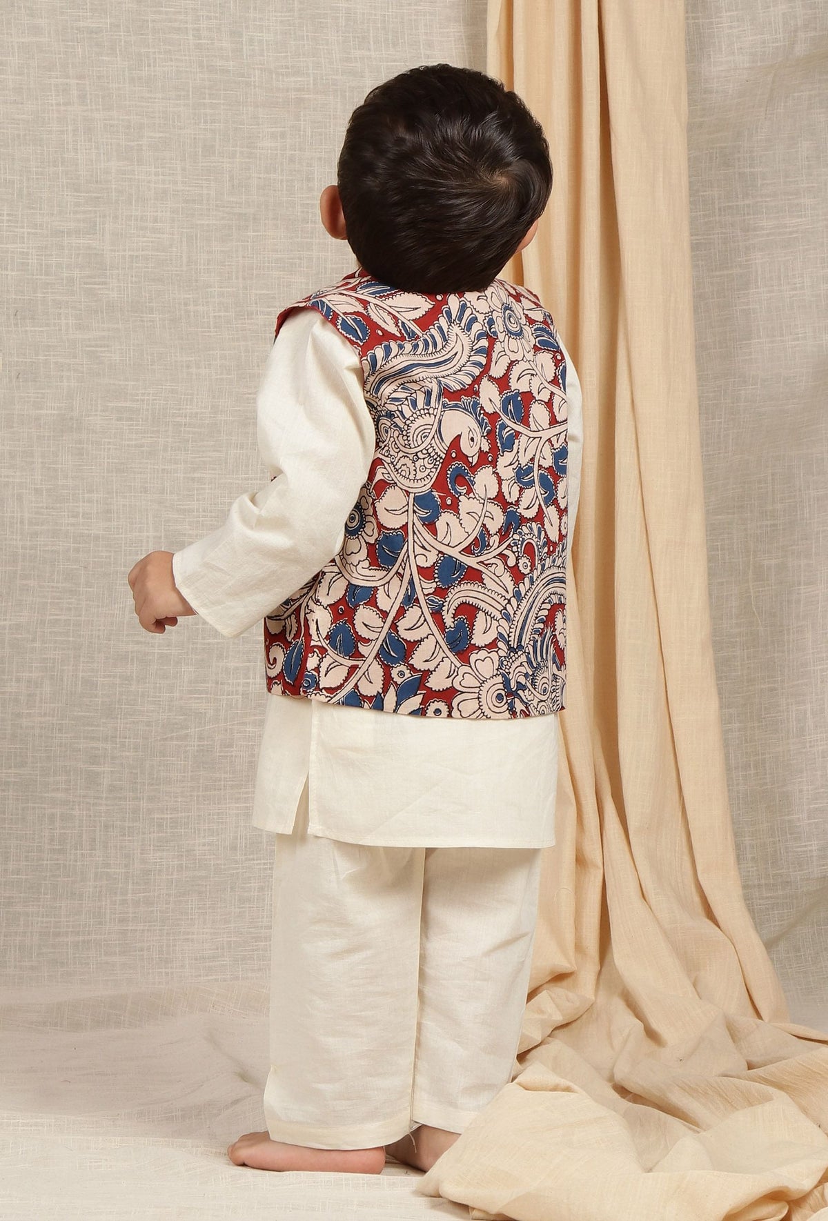 Set of 3: Angad Off-white Cotton Kurta, Pyjama & Beige Cream Kalamkari Nehru Jacket サイズ 0〜3か月