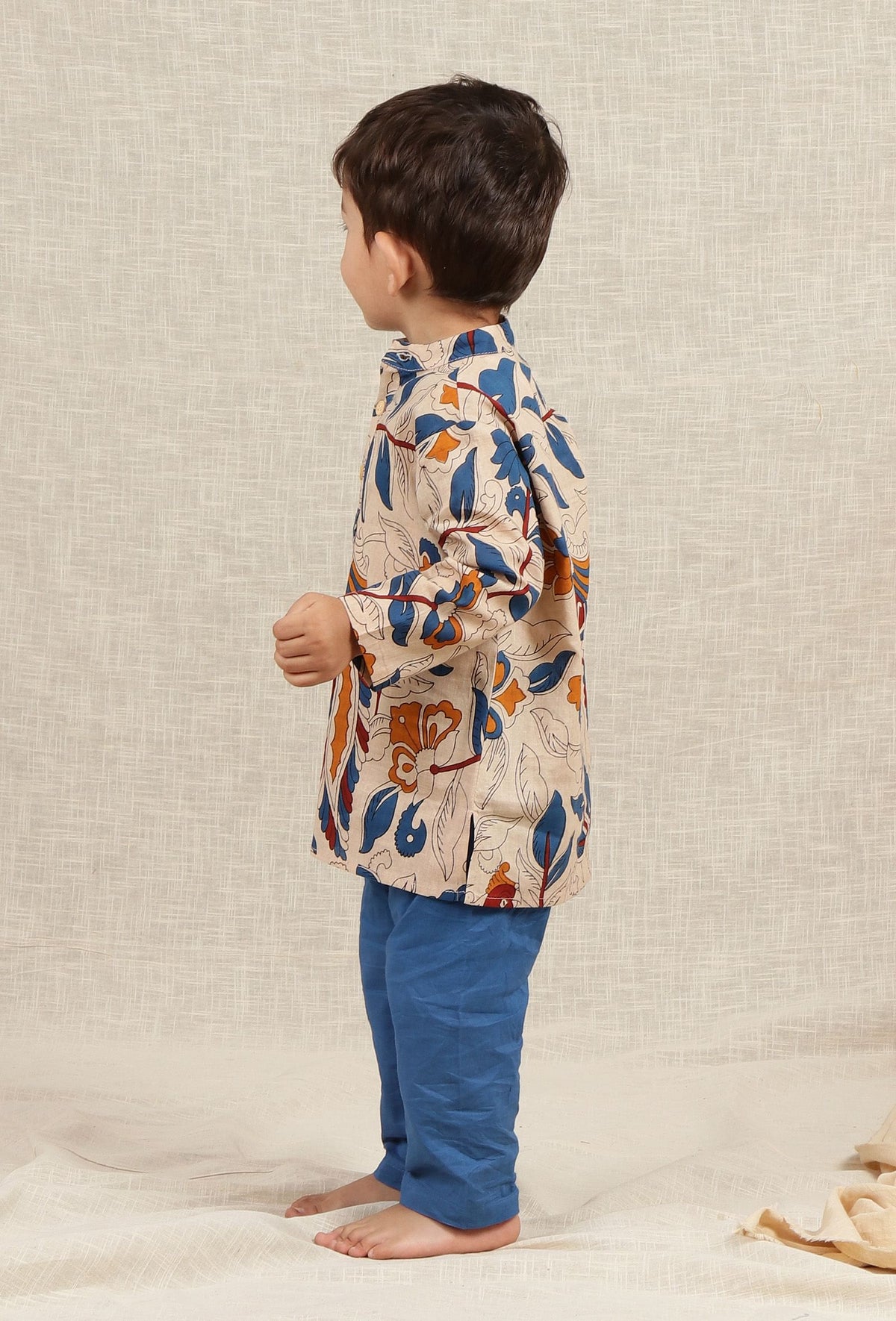 Set of 2: Aaron Beige Cream Kalamkari Printed Cotton Kurta & Blue Pyjama サイズ 0〜3か月