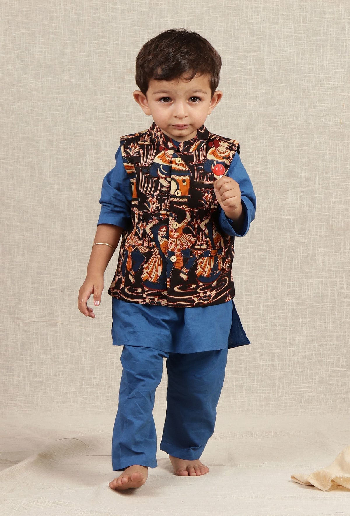 Set of 3: Duke Blue Cotton Kurta, Pyjama & Black Kalamkari Nehru Jacket サイズ 0〜3か月