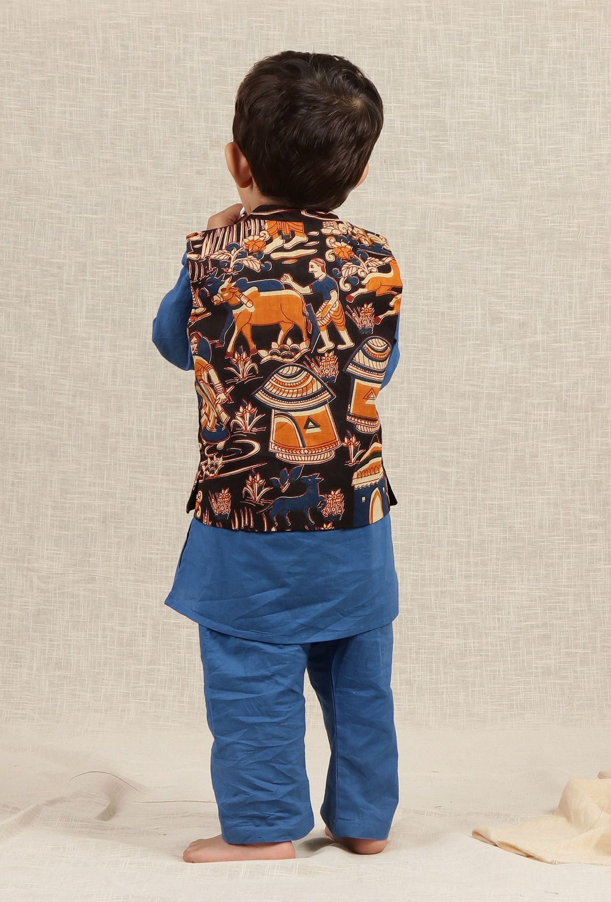 Set of 3: Duke Blue Cotton Kurta, Pyjama & Black Kalamkari Nehru Jacket サイズ 0〜3か月