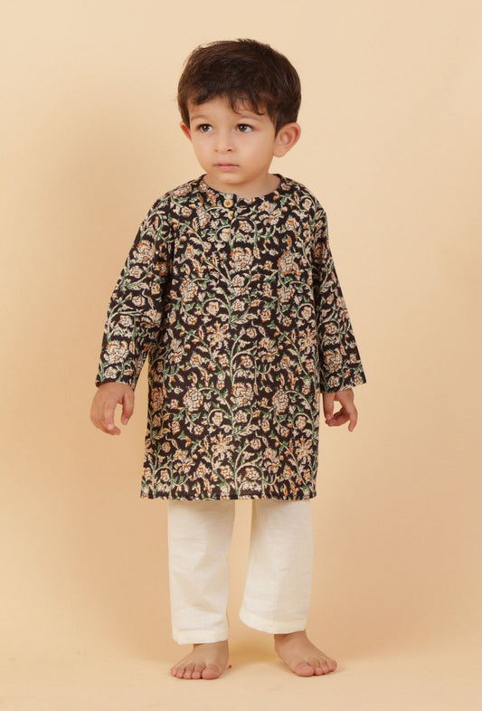 Set of 2: Kyan Black Kalamkari Printed Cotton Kurta & Off-White Pyjama サイズ 6〜9か月