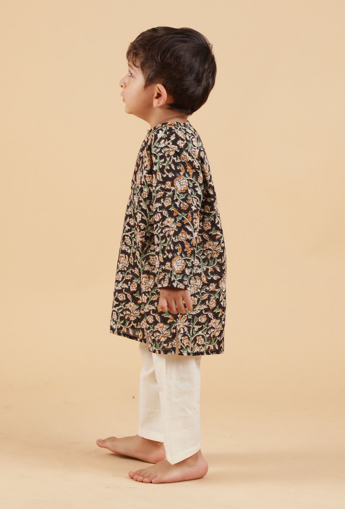 Set of 2: Kyan Black Kalamkari Printed Cotton Kurta & Off-White Pyjama サイズ 6〜9か月