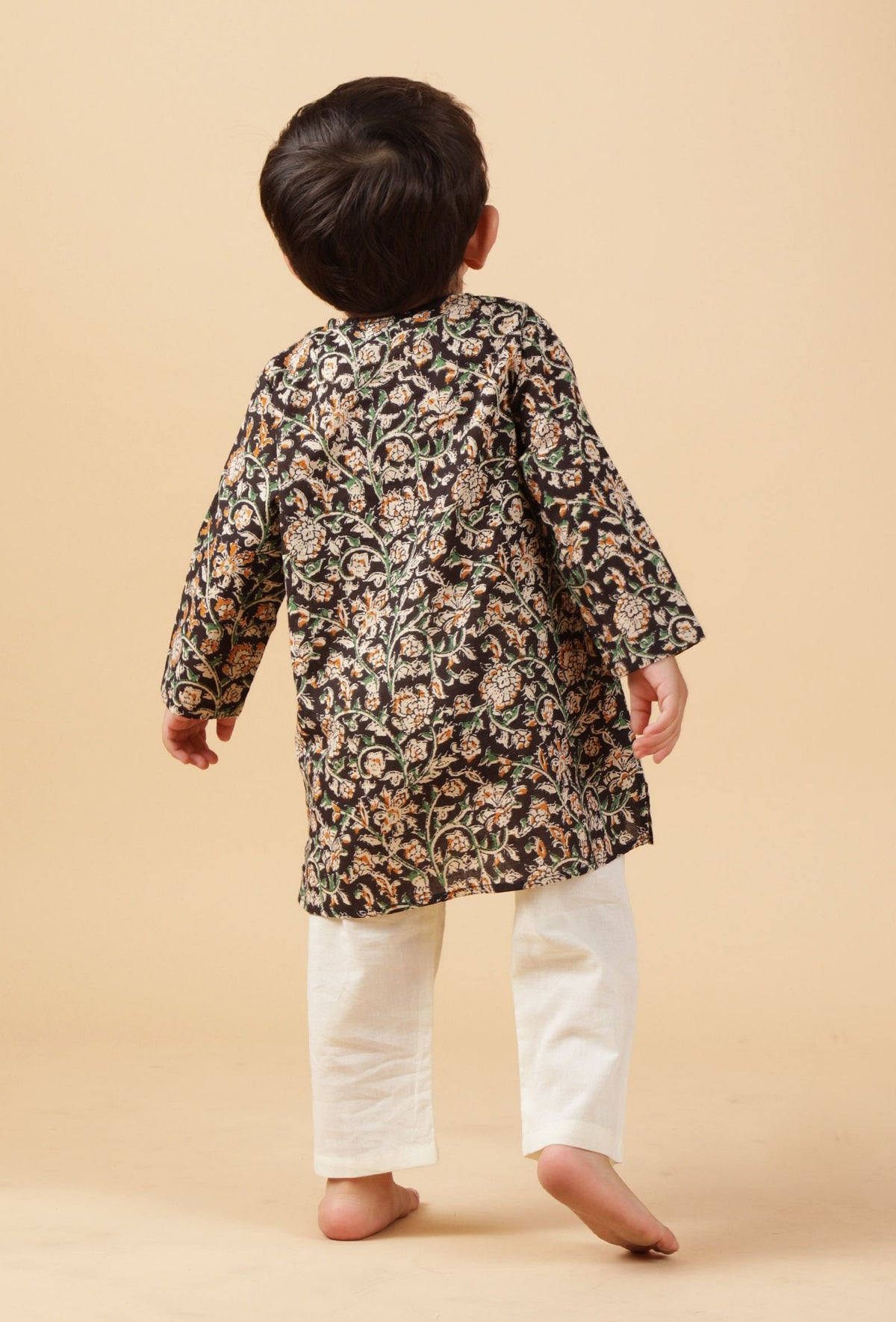Set of 2: Kyan Black Kalamkari Printed Cotton Kurta & Off-White Pyjama サイズ 6〜9か月