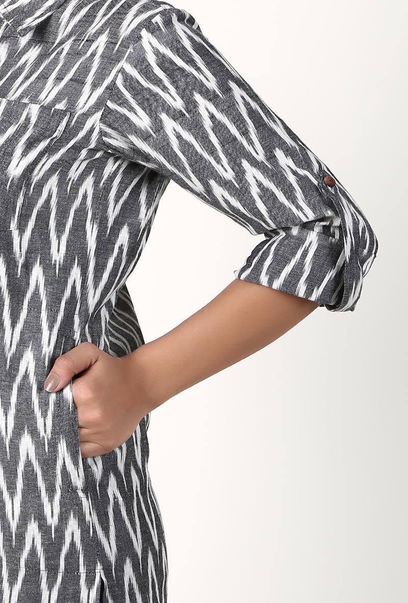Grey And White Handloom Cotton Ikat Asymmetrical Shirt サイズ S