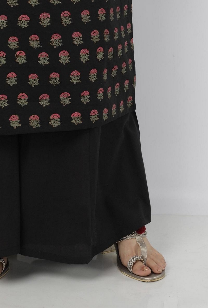 Set of 2: Kaani Black Floral Hand-Block Printed Cotton Slip with Plain Palazzo サイズ XL