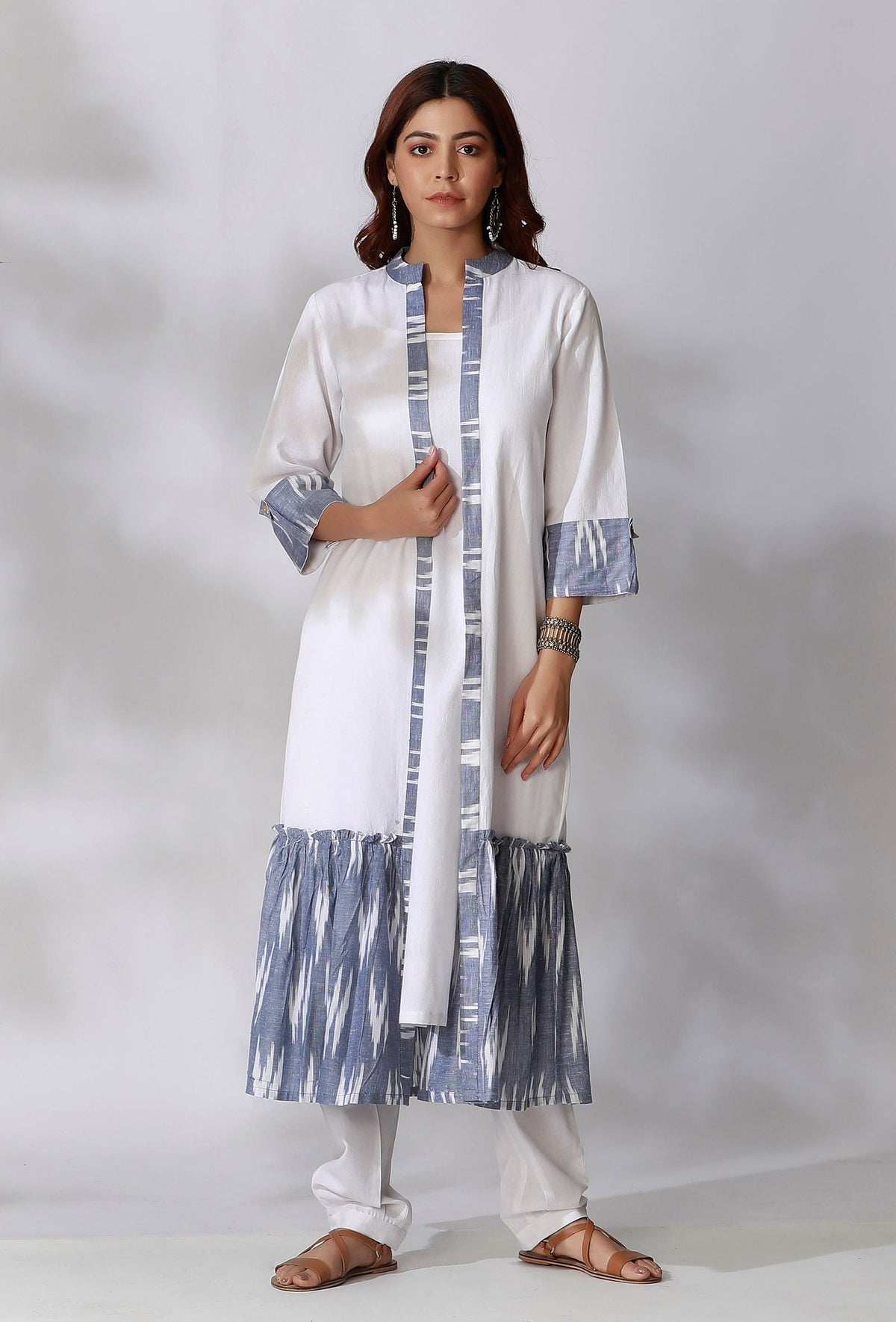 White And Blue Ikkat Gathered Front Open Overlay サイズ XS