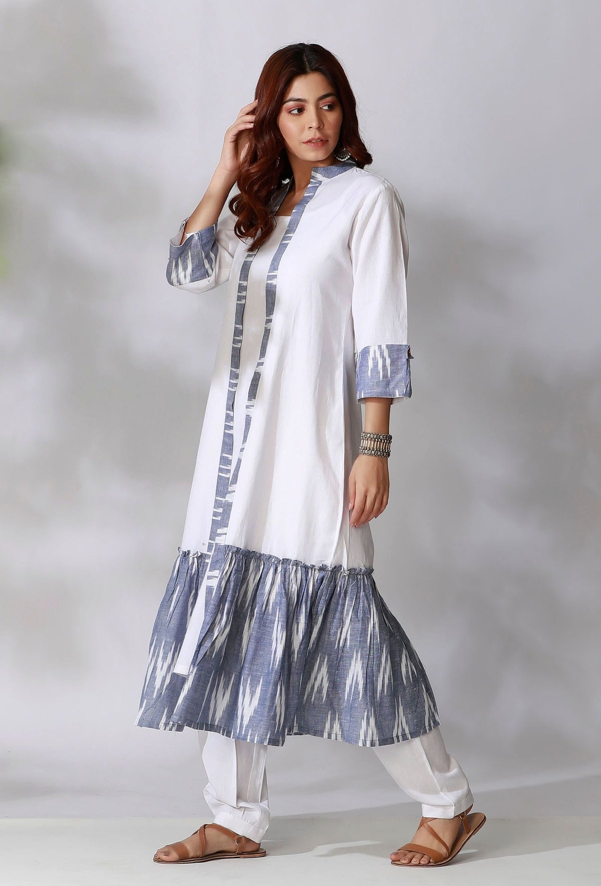 White And Blue Ikkat Gathered Front Open Overlay サイズ XS