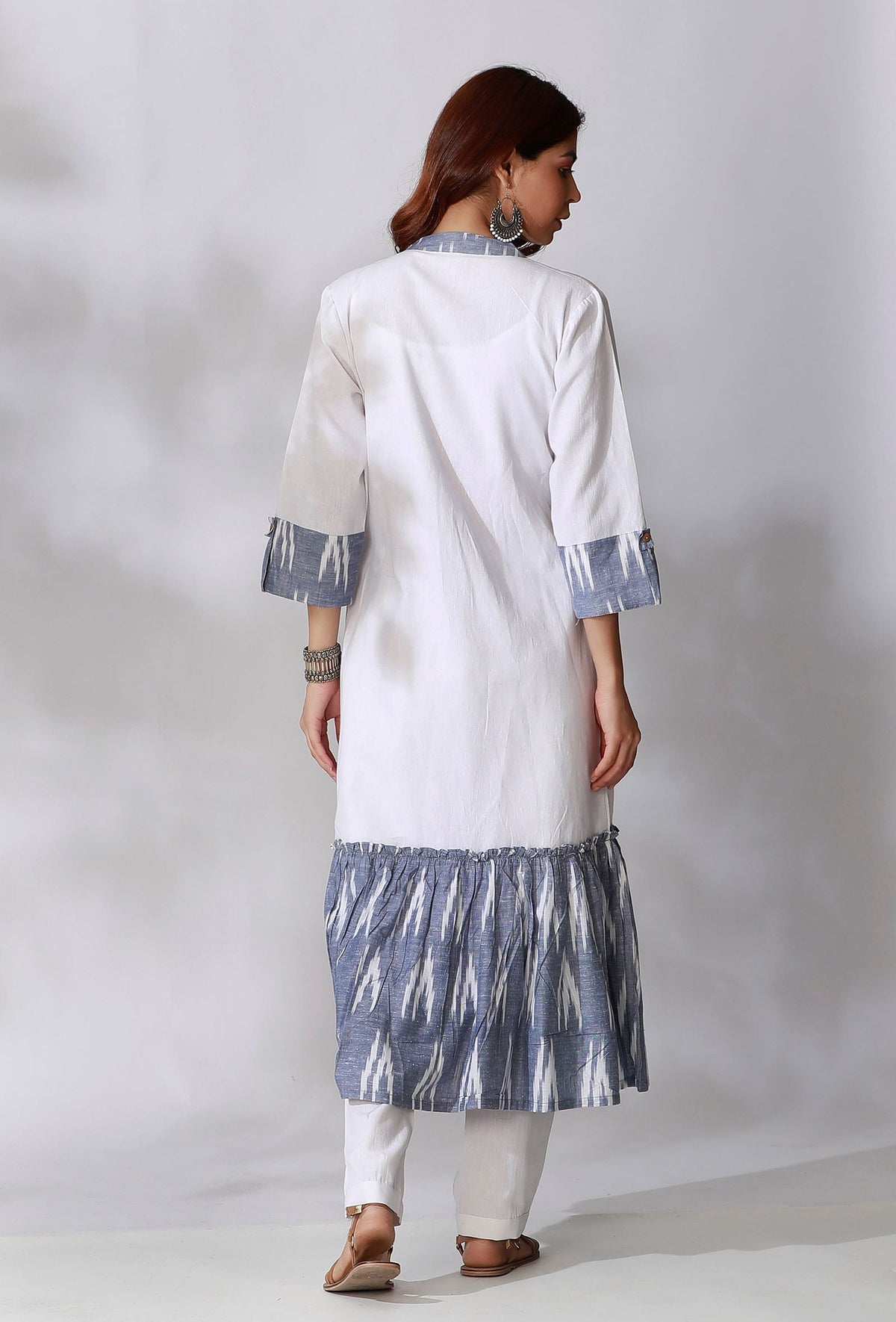 White And Blue Ikkat Gathered Front Open Overlay サイズ XS