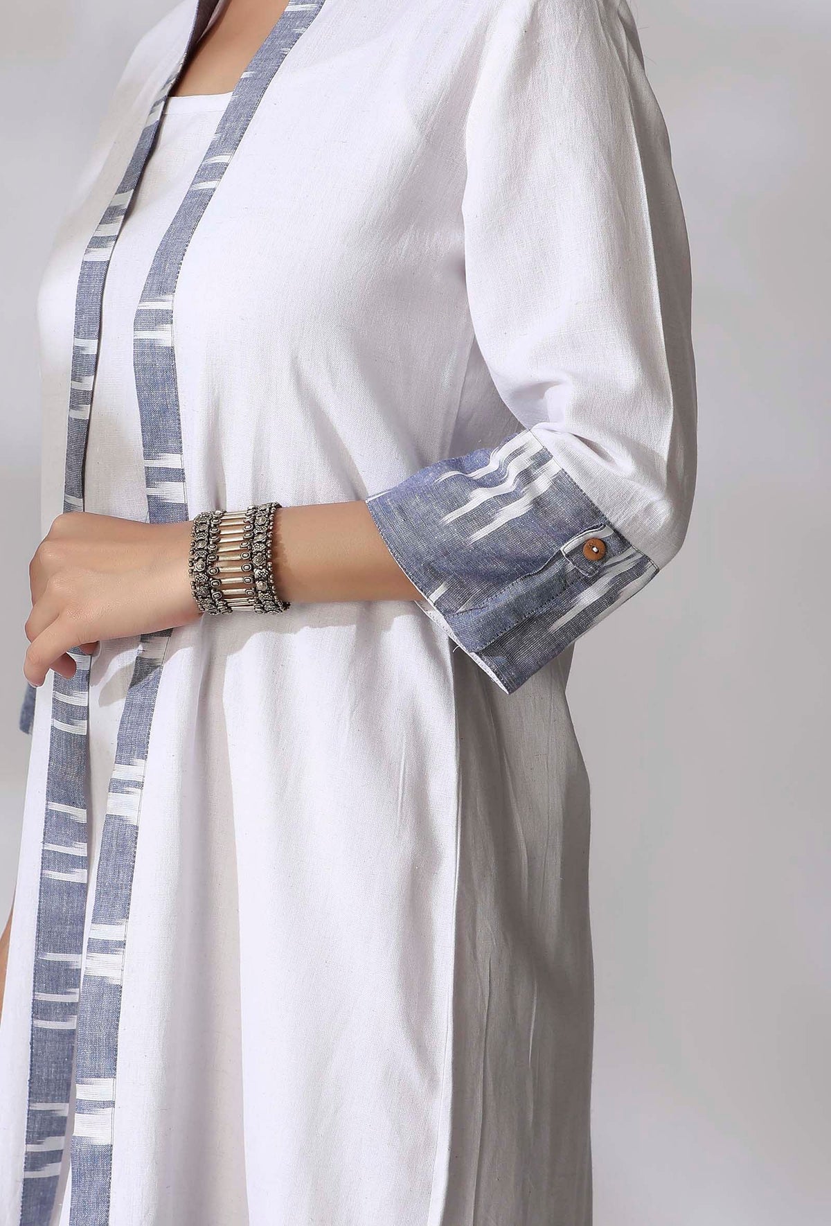 White And Blue Ikkat Gathered Front Open Overlay サイズ XS
