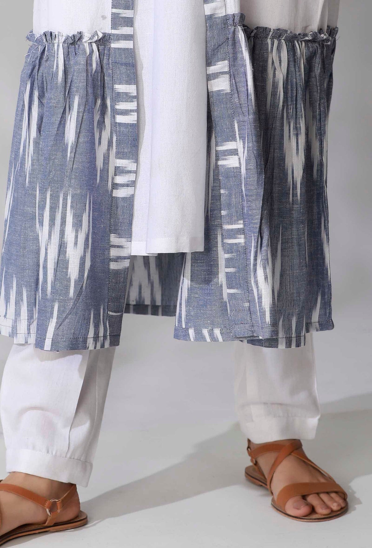 White And Blue Ikkat Gathered Front Open Overlay サイズ XS