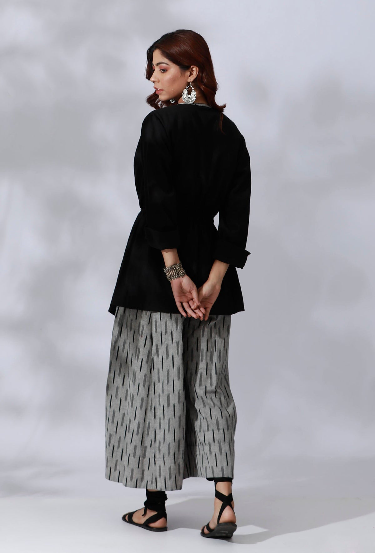 Black Asymmetrical Tie-Up Overlay With Ikkat Detailing サイズ XS