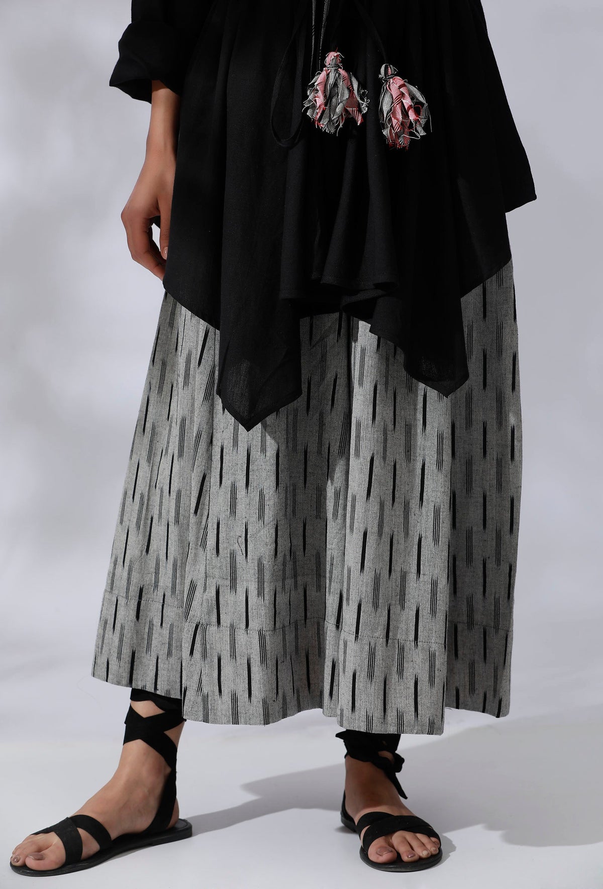 Black Asymmetrical Tie-Up Overlay With Ikkat Detailing サイズ XS
