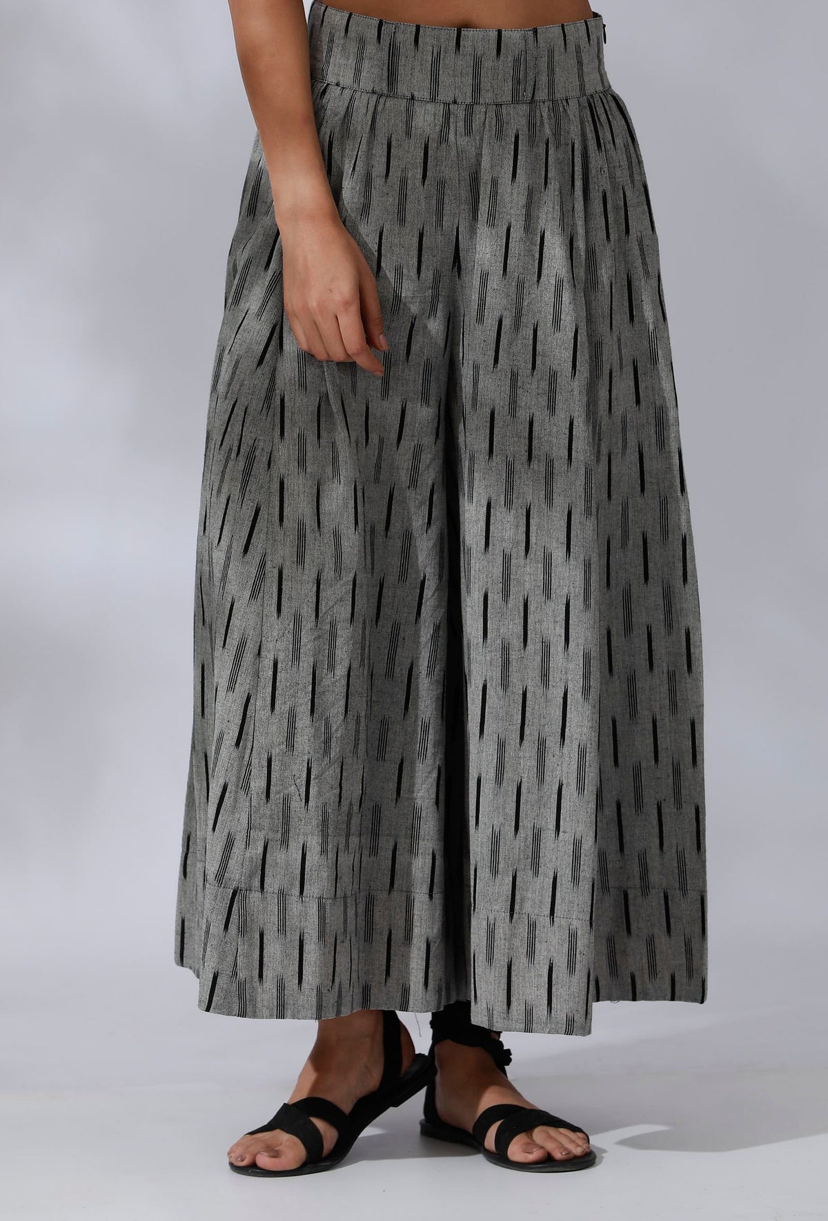Set of 3: Black Cotton Flared Overlay, Black Cotton Crop Top with Black and Grey Ikkat Culottes サイズ XXL
