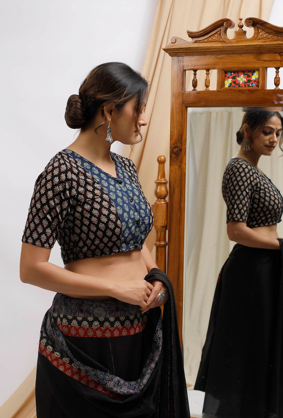 Black And Blue Ajrak Print Front Open Cotton Blouse サイズ L