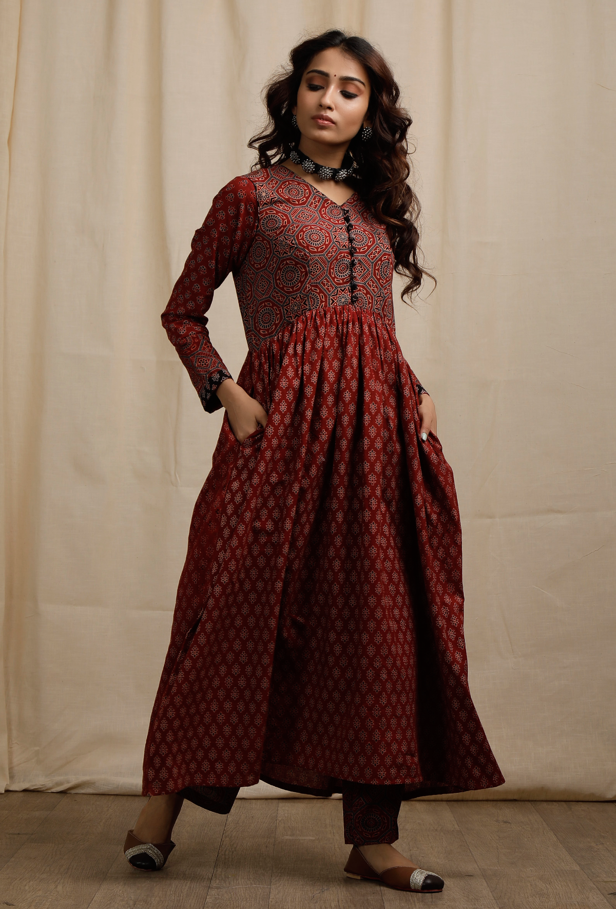 Set of 2: Red Ajrakh Print Flared and Gathered Kurta with Pockets and Red Ajrakh Print Straight Pants サイズ L