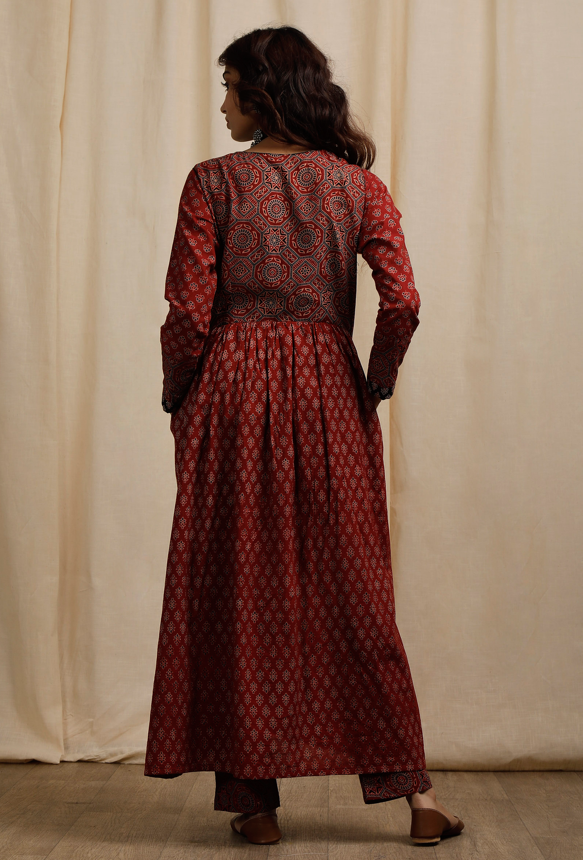 Set of 2: Red Ajrakh Print Flared and Gathered Kurta with Pockets and Red Ajrakh Print Straight Pants サイズ S