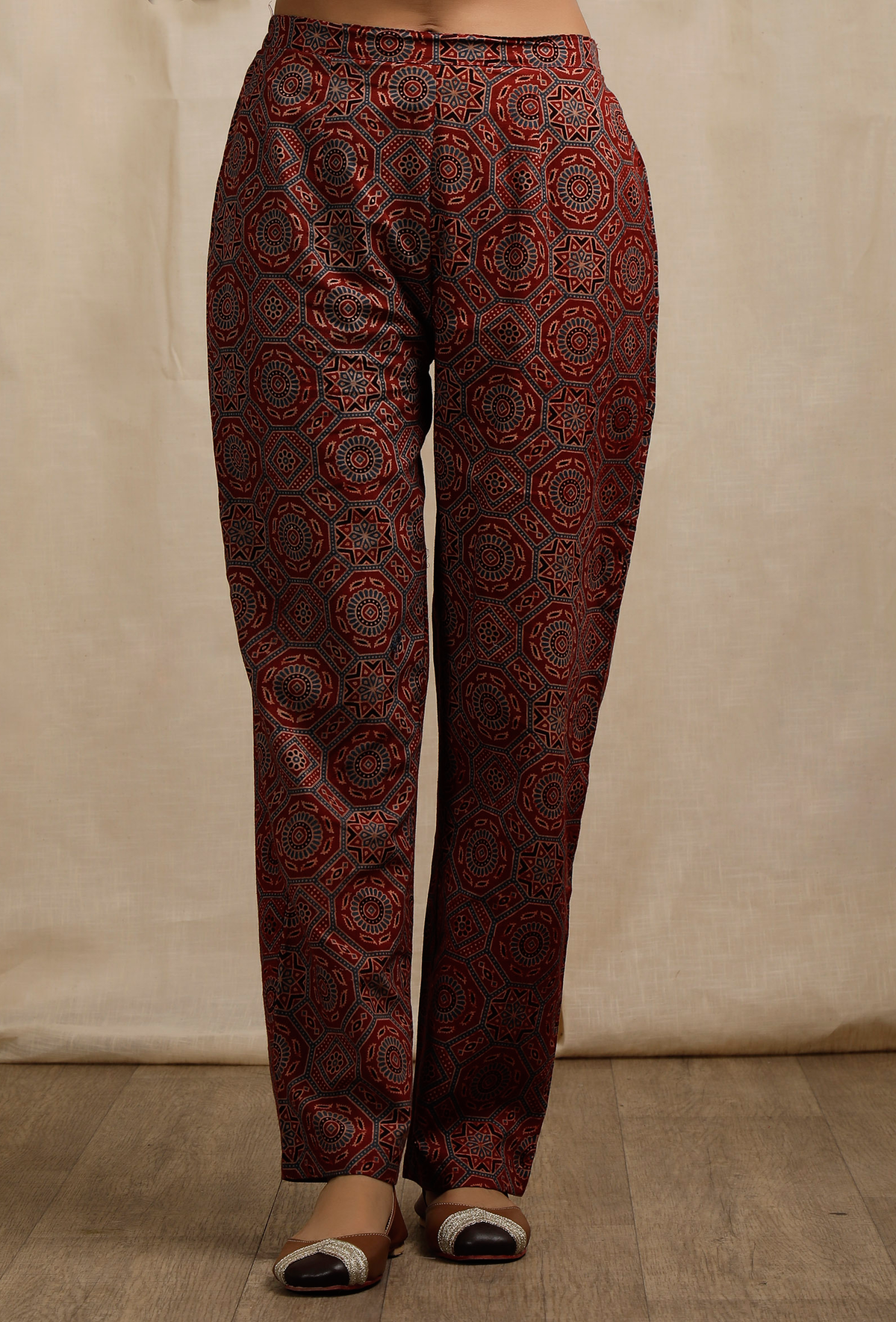 Set of 2: Red Ajrakh Print Flared and Gathered Kurta with Pockets and Red Ajrakh Print Straight Pants サイズ S