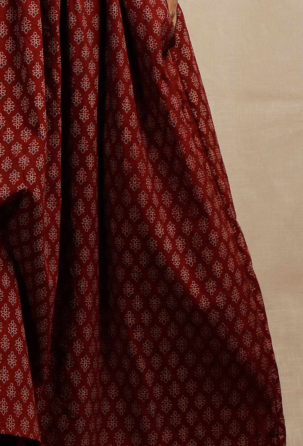 Set of 2: Red Ajrakh Print Flared and Gathered Kurta with Pockets and Red Ajrakh Print Straight Pants サイズ XL