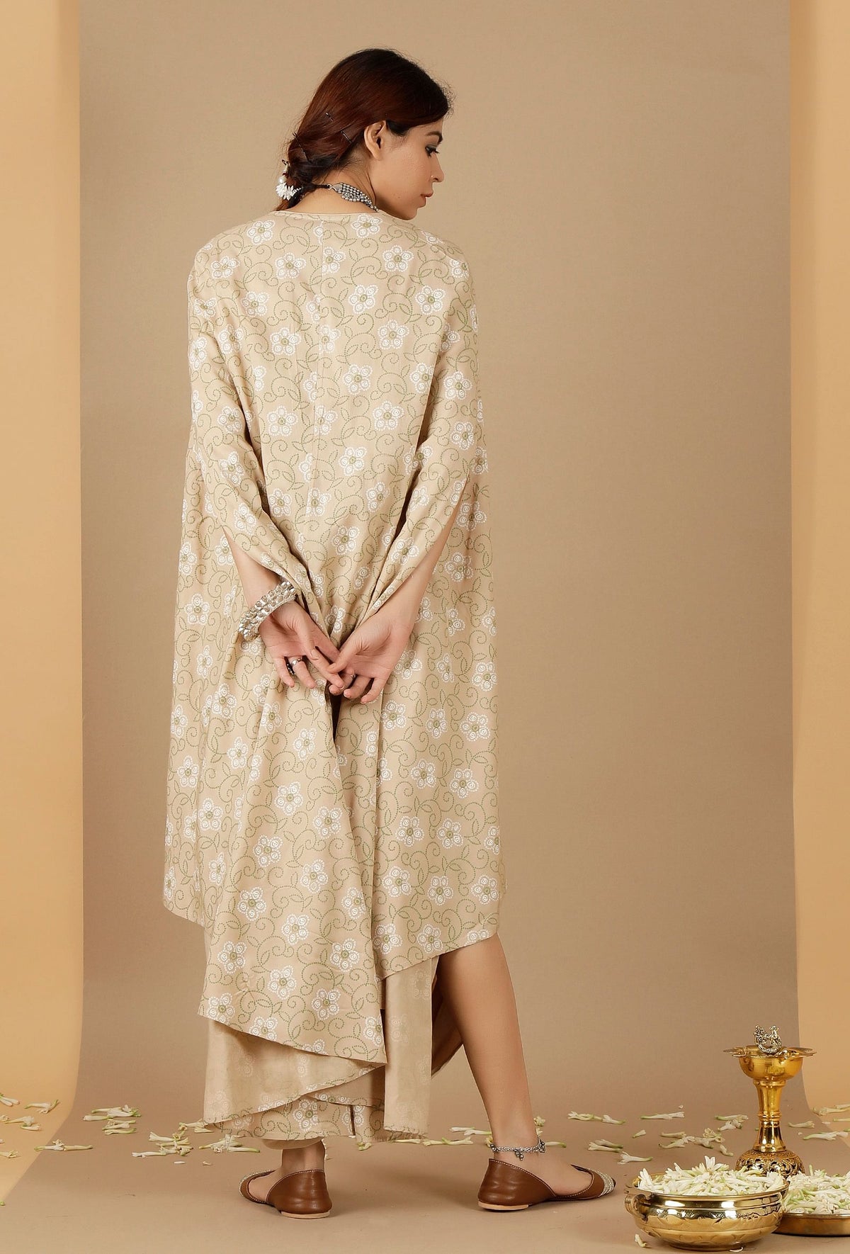 Beige Bandhani Asymmetrical Cape サイズ XXXL