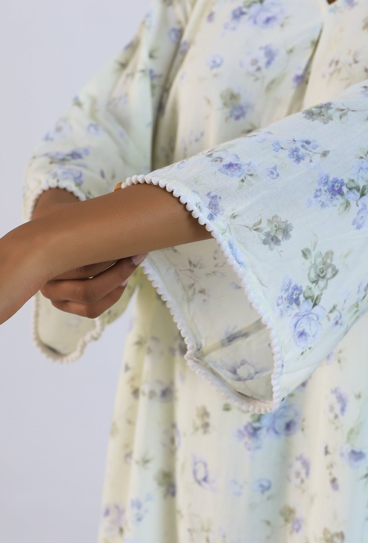 Off White Viscose Cotton Floral Kurta Set サイズ M