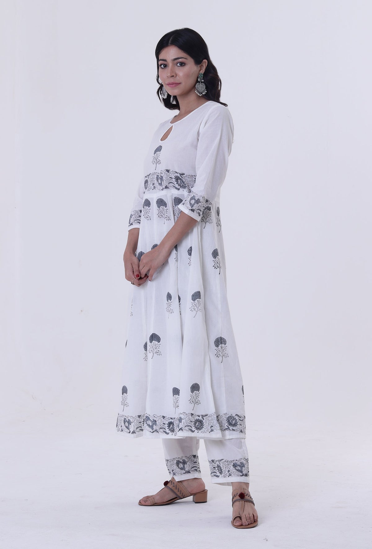 White Color Cotton Block Printed With Multicolor Motif Kurta サイズ S