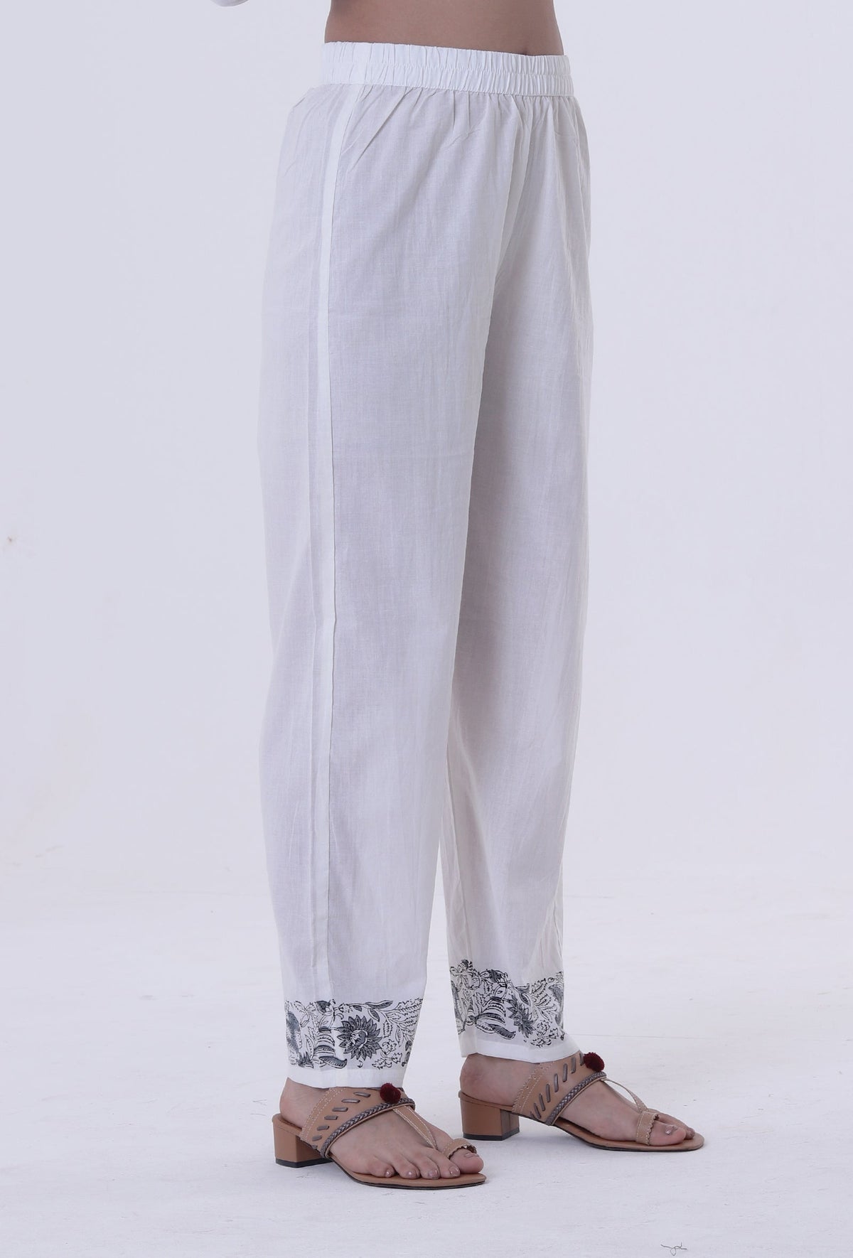 White Color Cotton Block Printed With Multicolor Motif Pant サイズ XS