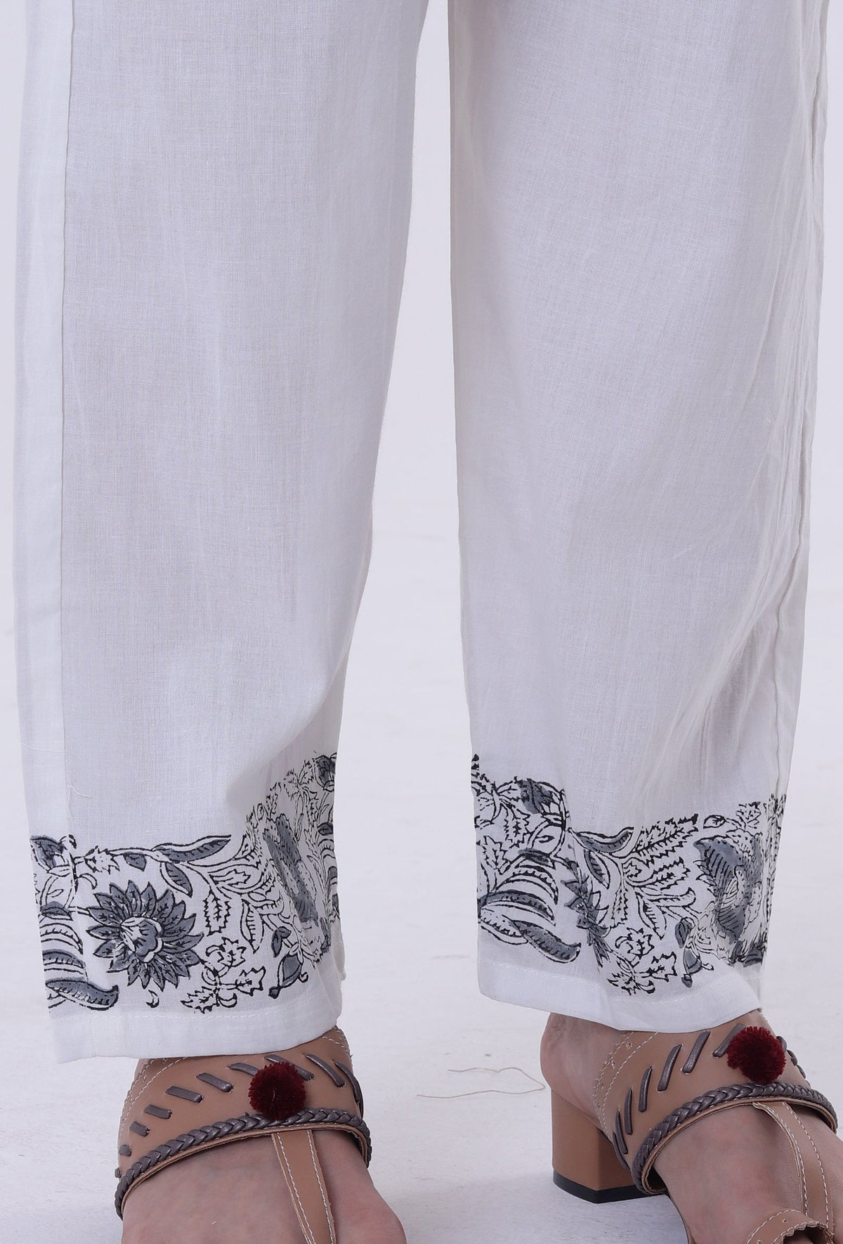 White Color Cotton Block Printed With Multicolor Motif Pant サイズ XS