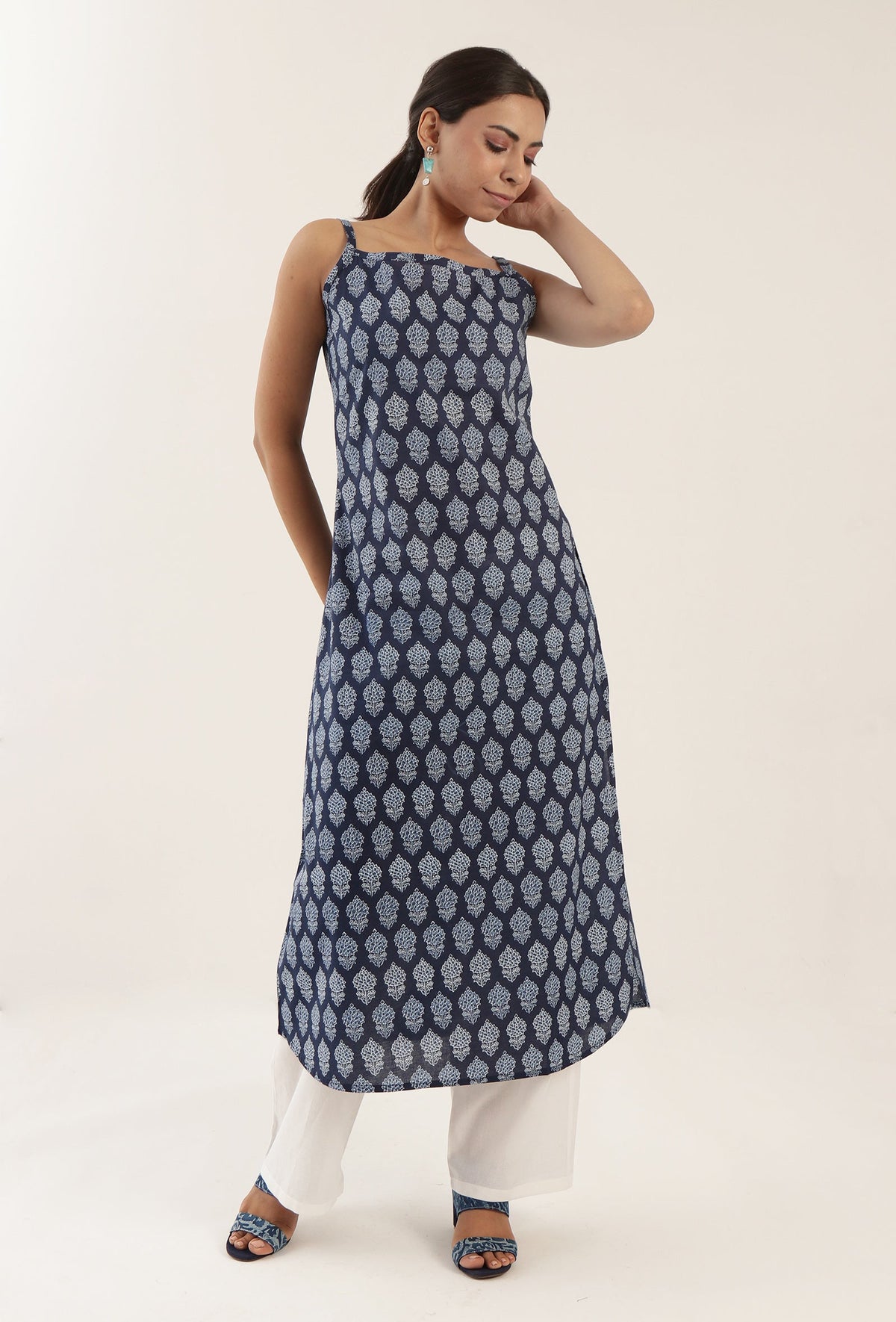 Blue Color Cotton Slip With White Motif サイズ S