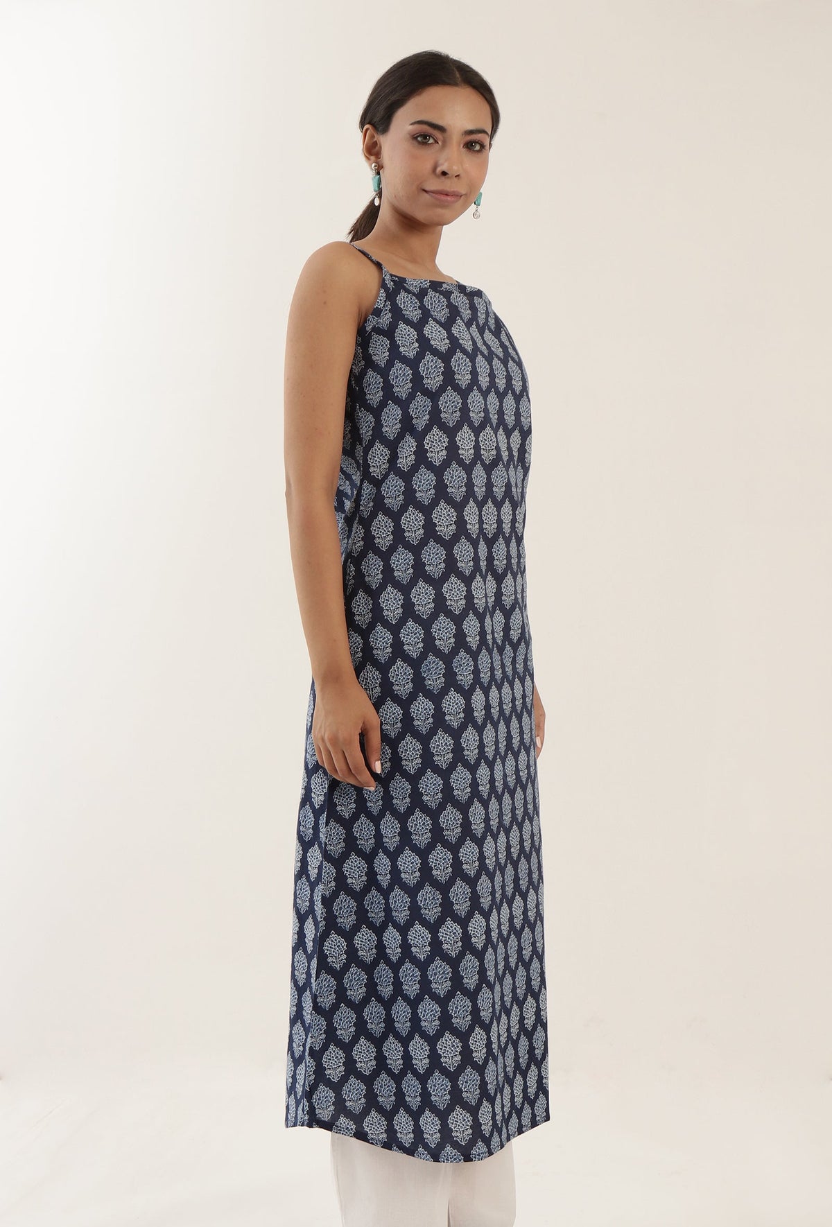 Blue Color Cotton Slip With White Motif サイズ L