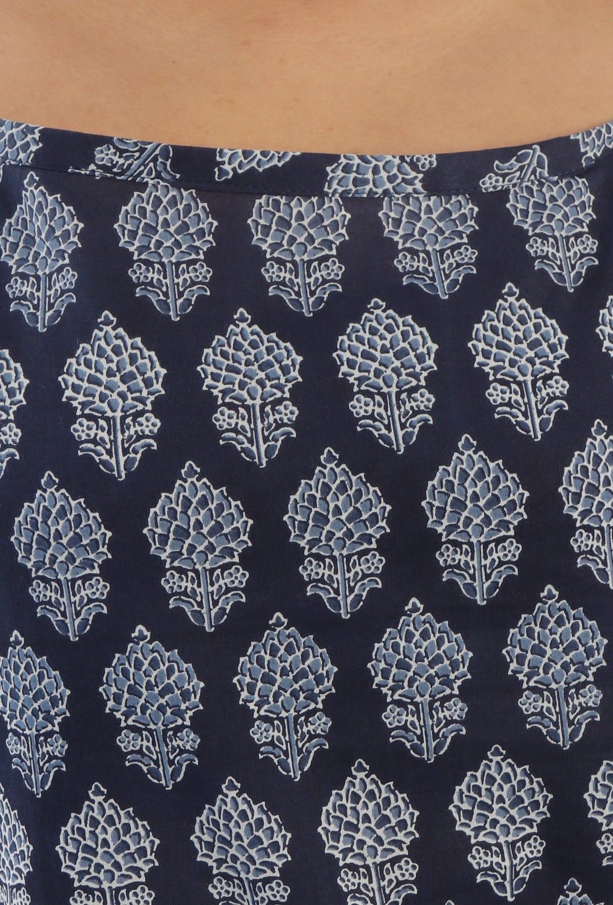 Blue Color Cotton Slip With White Motif サイズ L