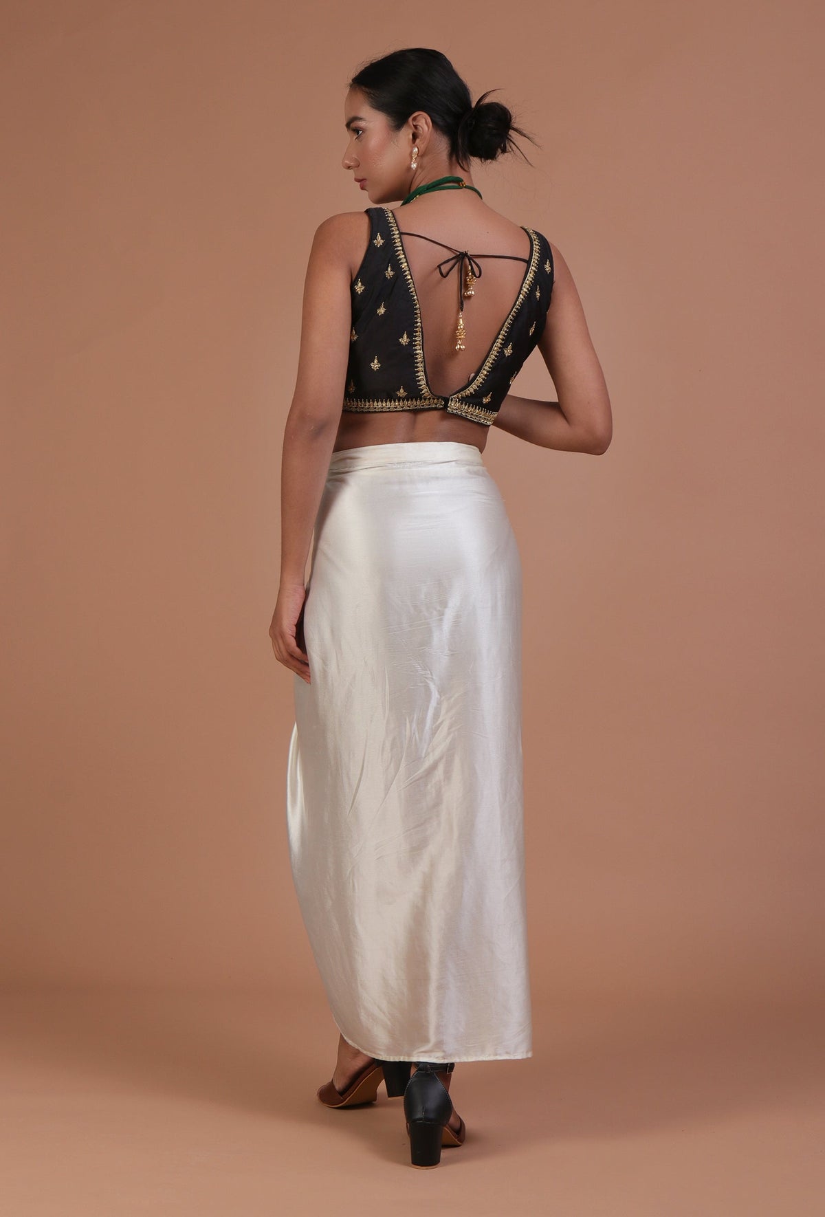 Black Color Raw Silk Embroidered Blouse サイズ S