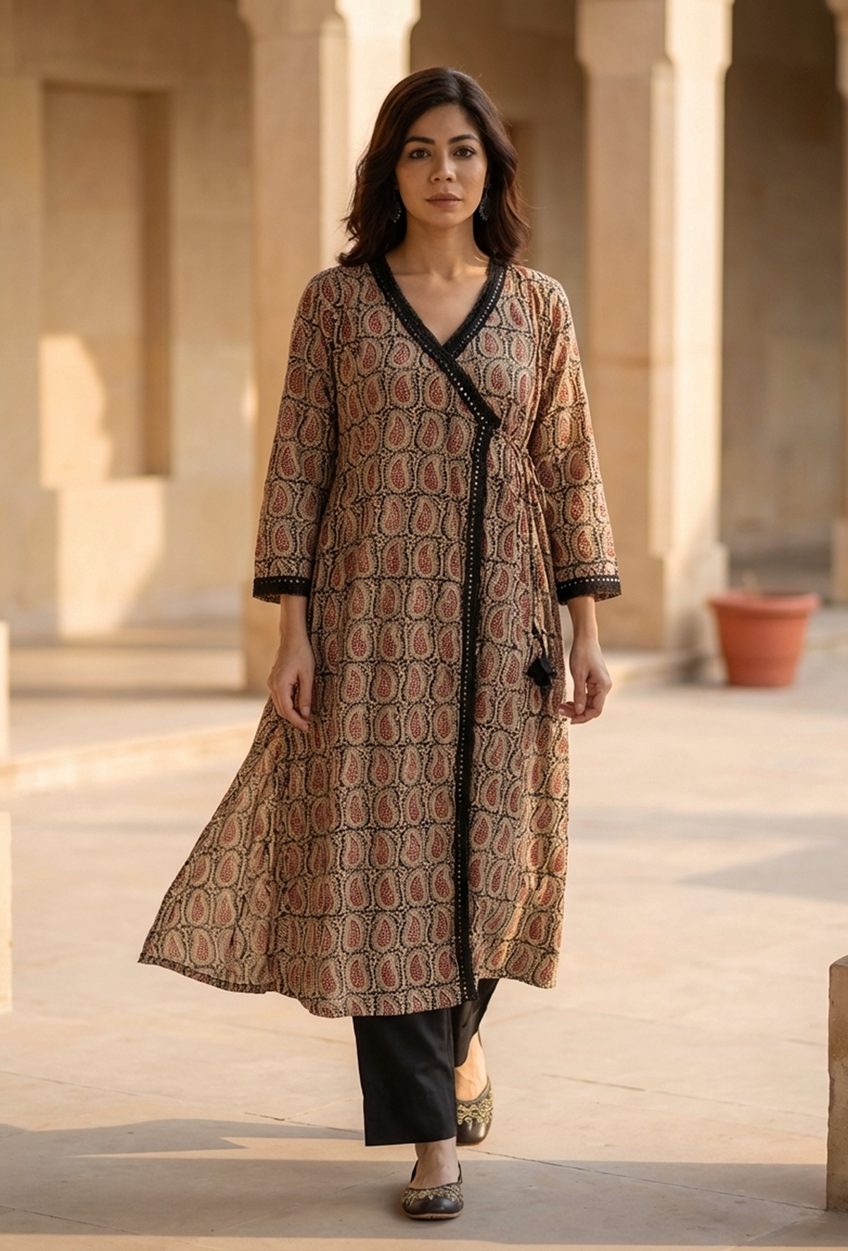 Set of 2: Baagh Hand Block Print Angrakha Kurta with Lace & Solid Black Pants クルタ XL・パンツ S