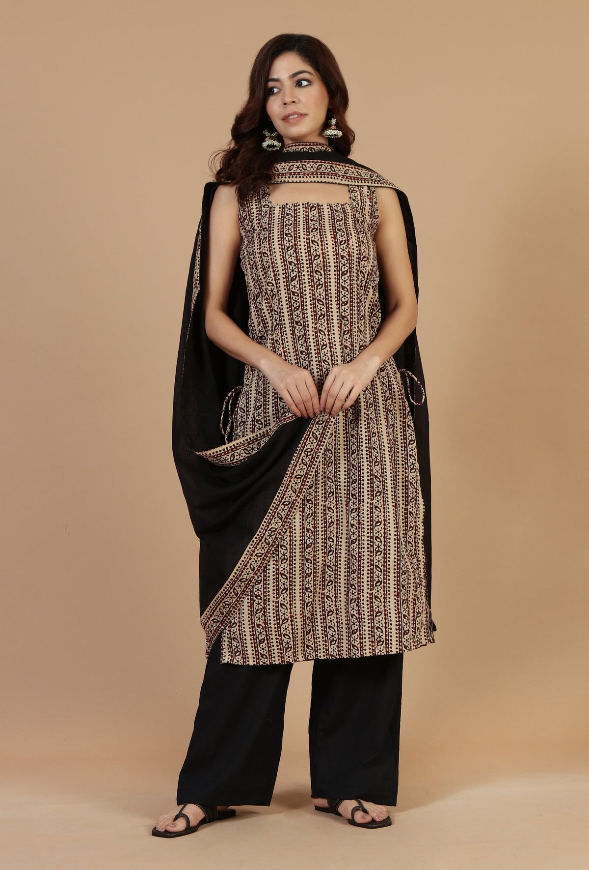 Set of 3: Baagh Printed Straight Kurta, Solid Black Cotton Pants & Black Dupatta with Printed Border クルタ XXL・パンツ M