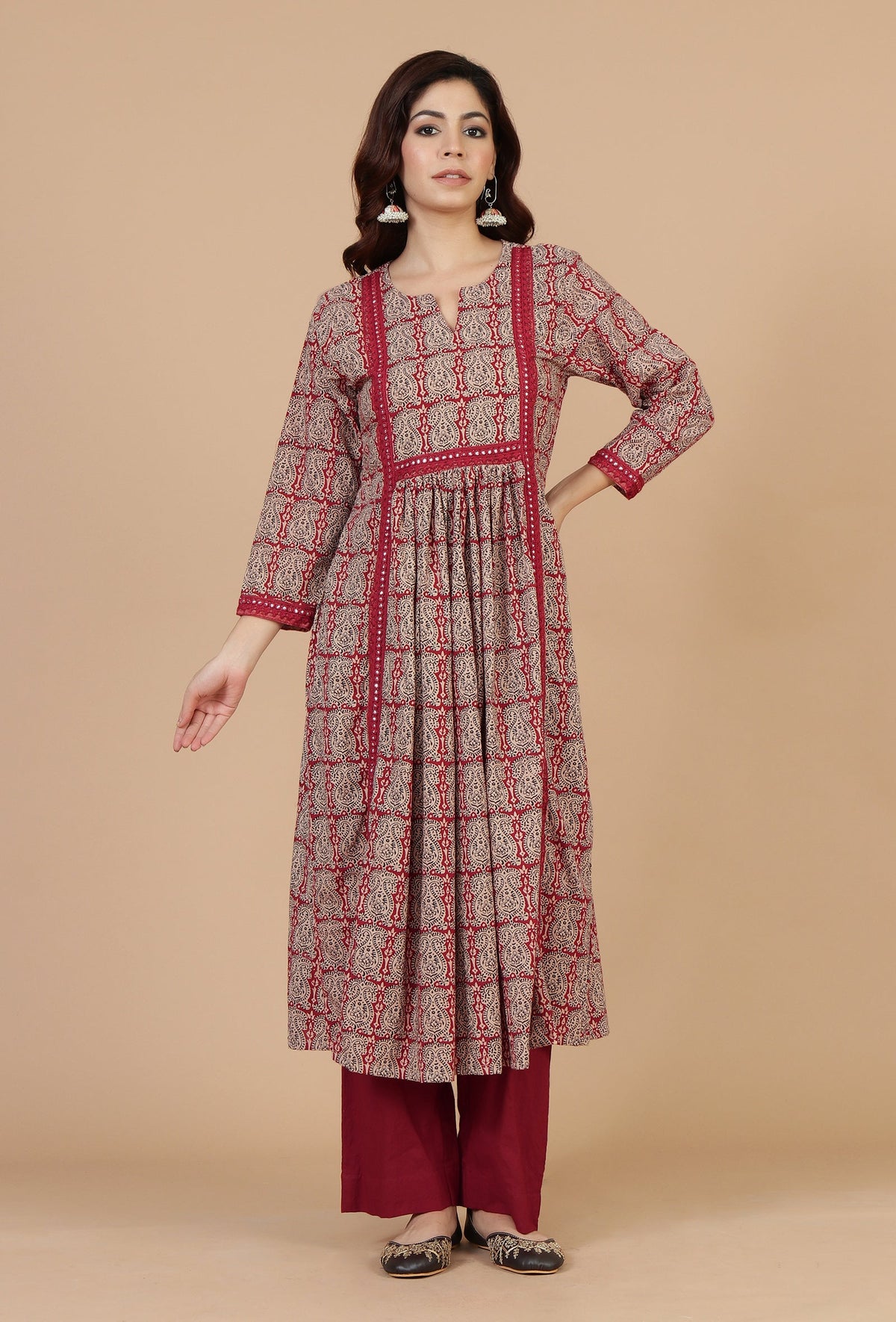 Set of 2: Maroon Printed Gathered Kurta with Lace Detail & Solid Maroon Cotton Pants クルタ XL・パンツ M