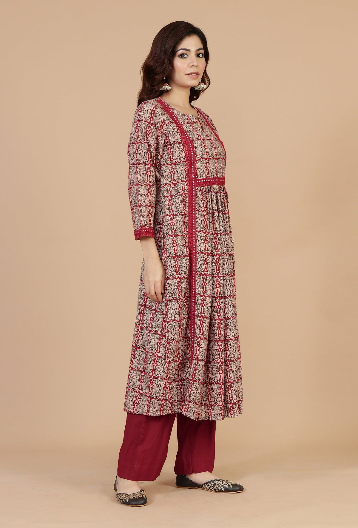 Set of 2: Maroon Printed Gathered Kurta with Lace Detail & Solid Maroon Cotton Pants クルタ XL・パンツ XXL
