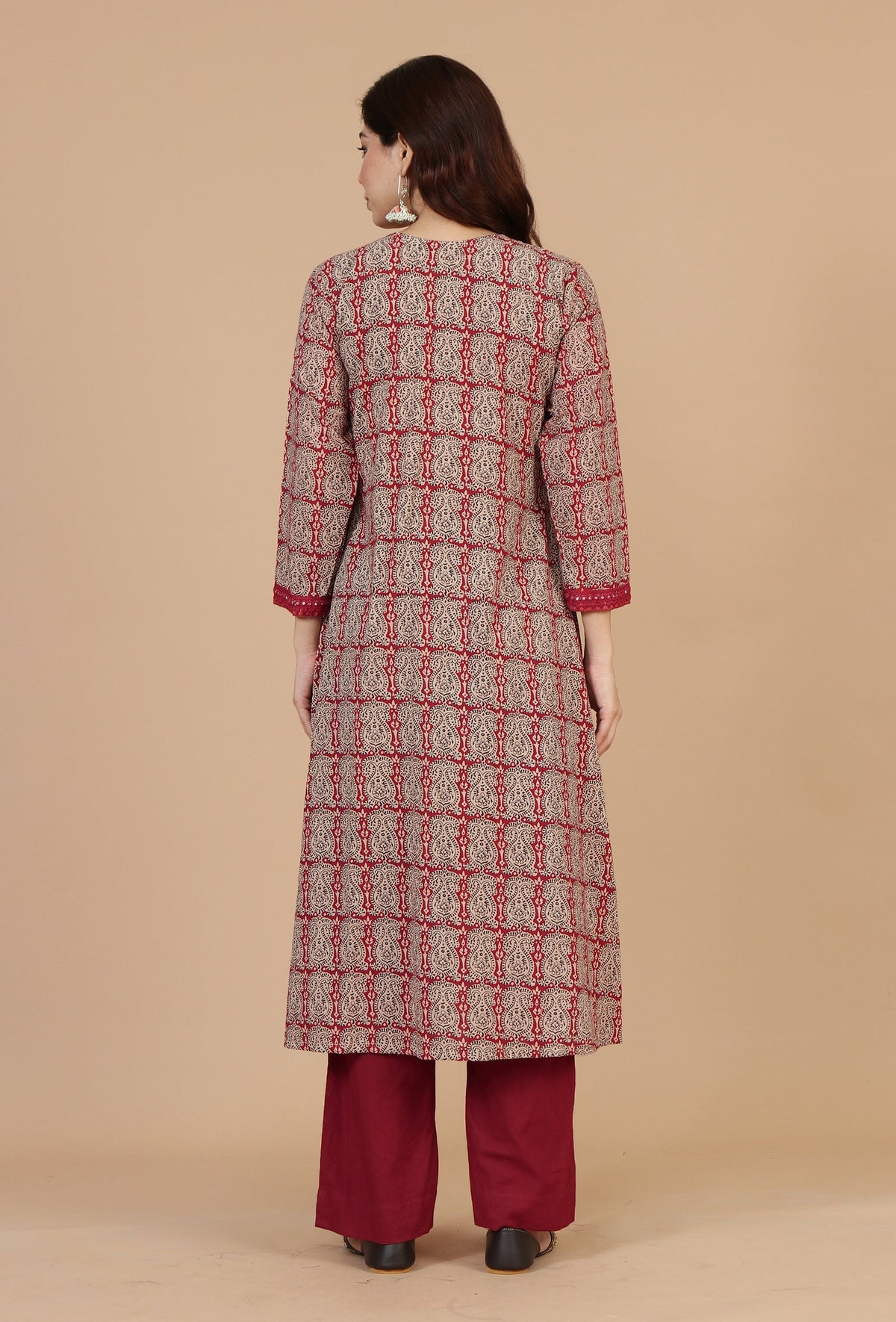 Set of 2: Maroon Printed Gathered Kurta with Lace Detail & Solid Maroon Cotton Pants クルタ XXXL・パンツ XS