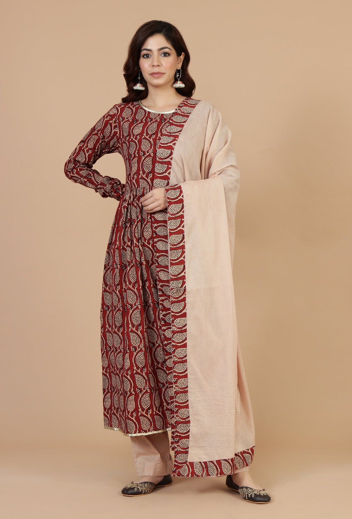 Set of 3: Maroon Elegance Hand Block Printed Cotton Kurta & Beige Cotton Pant with Dupatta Set クルタ XXL・パンツ XXL