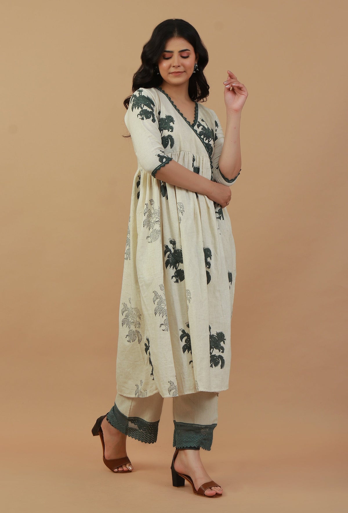 Set of 2: Ivory Hand Block Printed Angrakha Kurta with Lace Details and Straight Pants クルタ M・パンツ XS