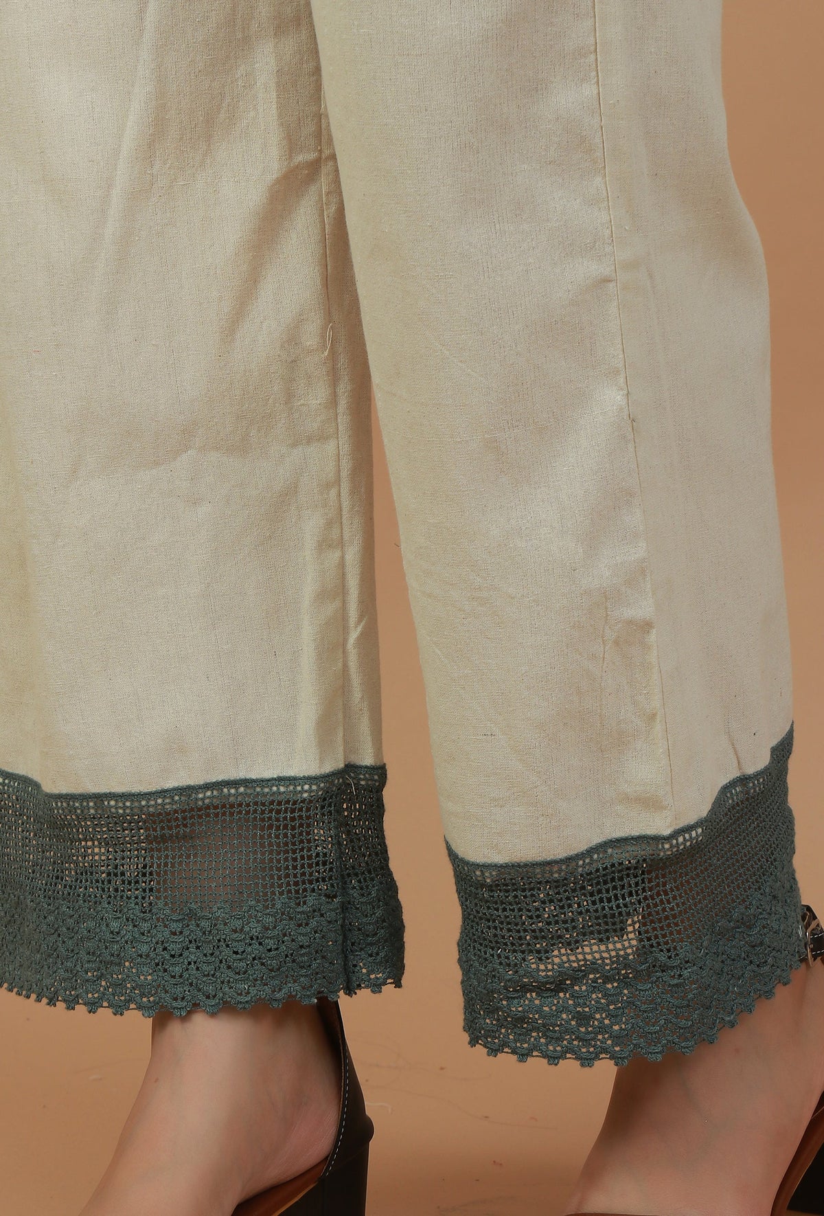 Solid Ivory Straight Cotton Pants with Lace Hem サイズ M