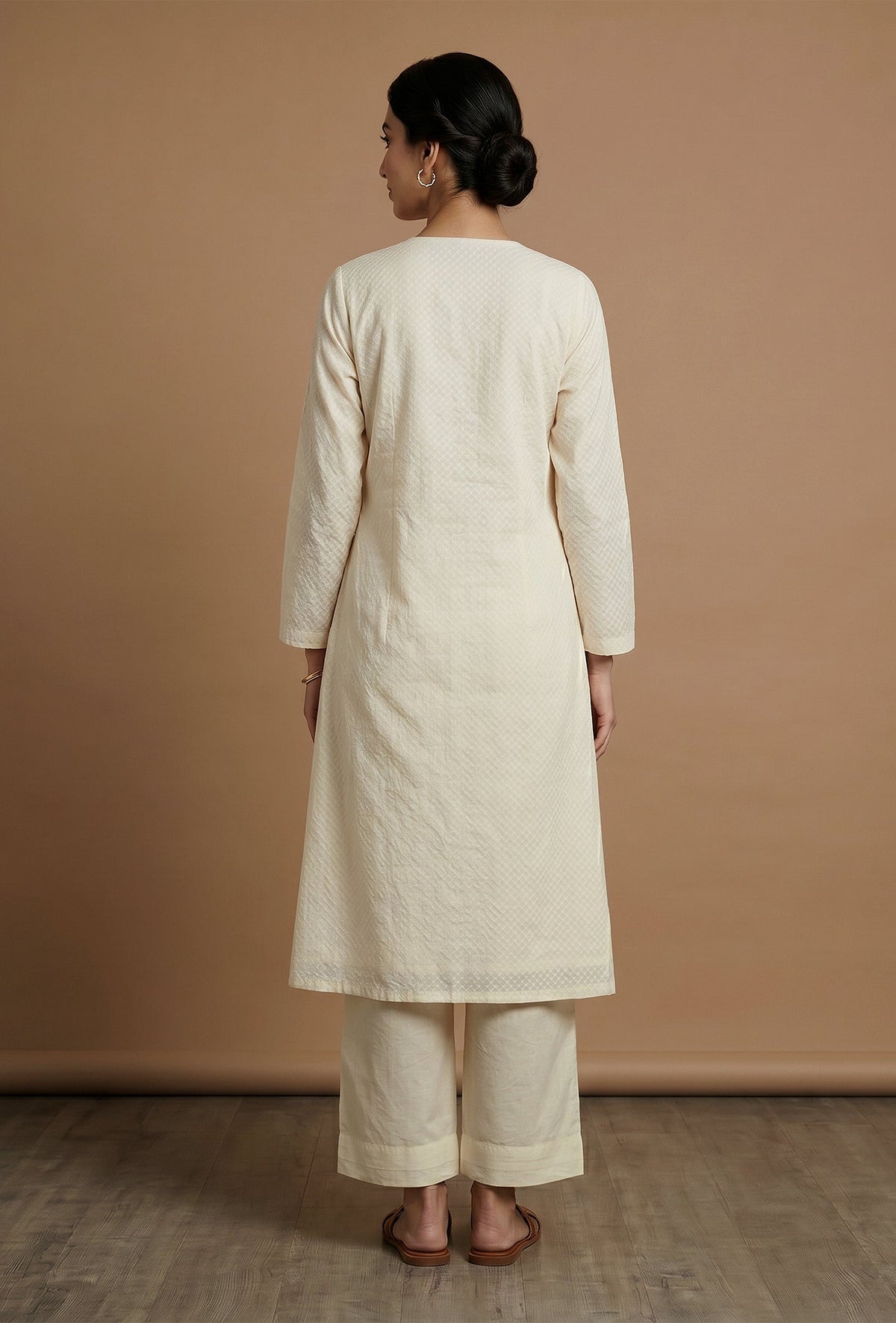 Set of 2: Off-White Pintuck Cotton Kurta with Straight Pant Set クルタ M・パンツ M