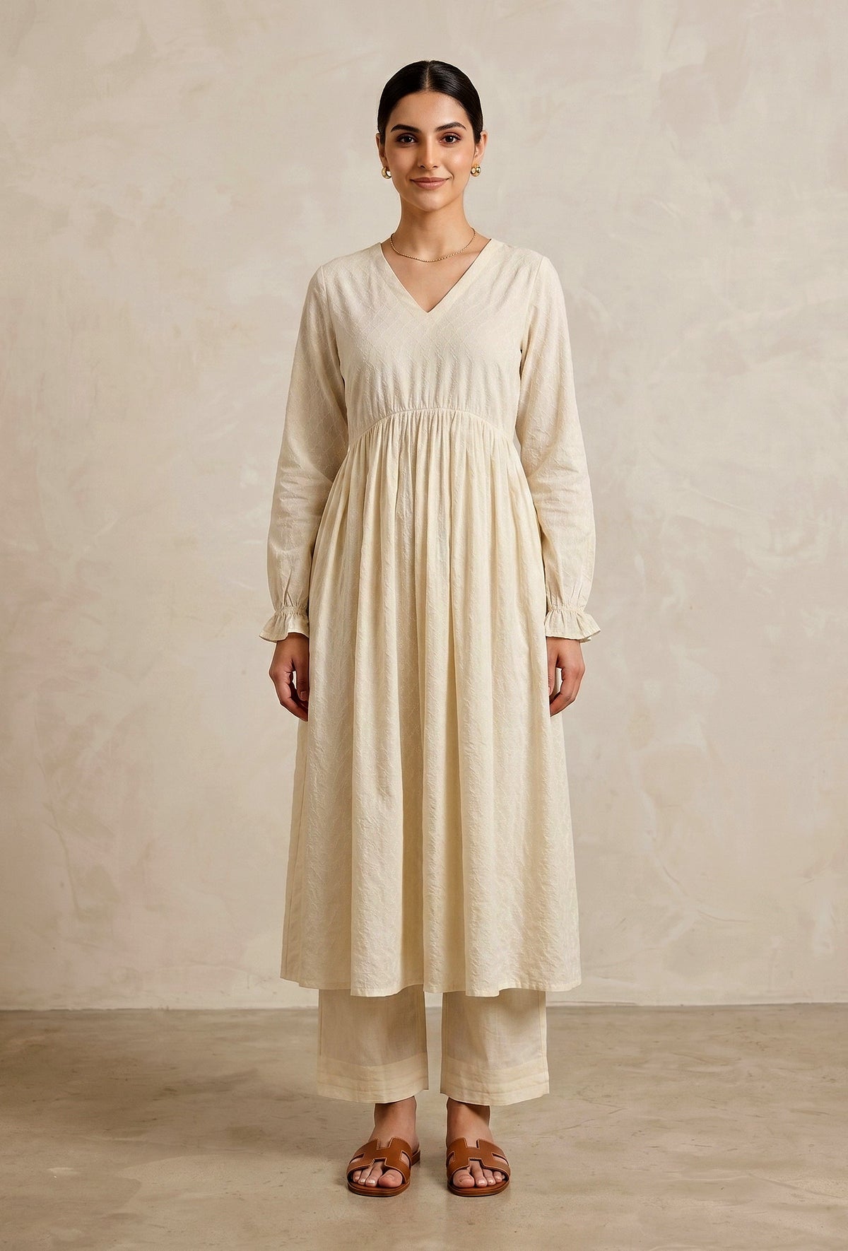 Set of 2: Ivory Textured Gathered Cotton Kurta & Straight Pant Set クルタ XS・パンツ XL
