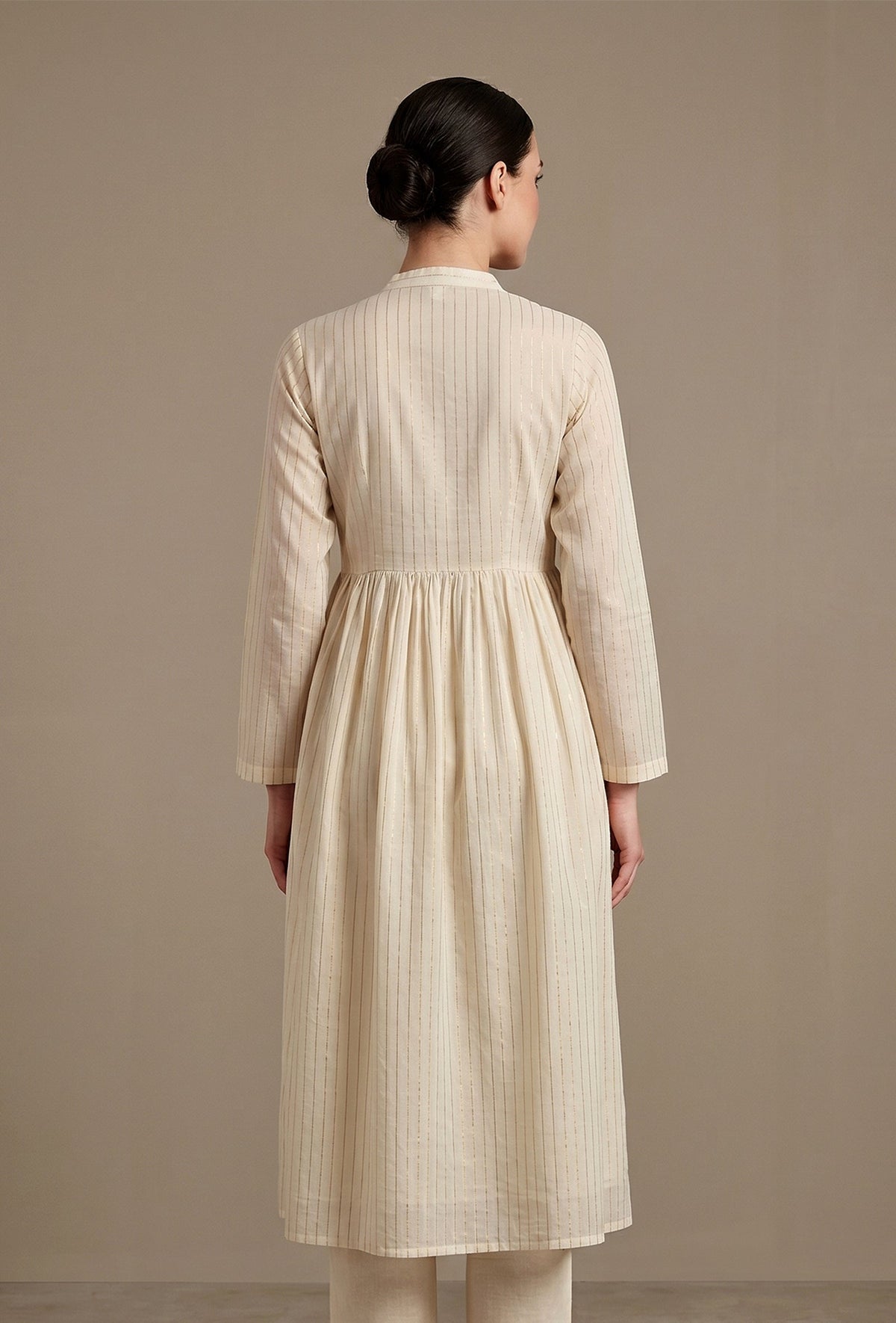 Women's Ivory Cotton Self Stripe Gathered Yoke A-Line Kurta サイズ M