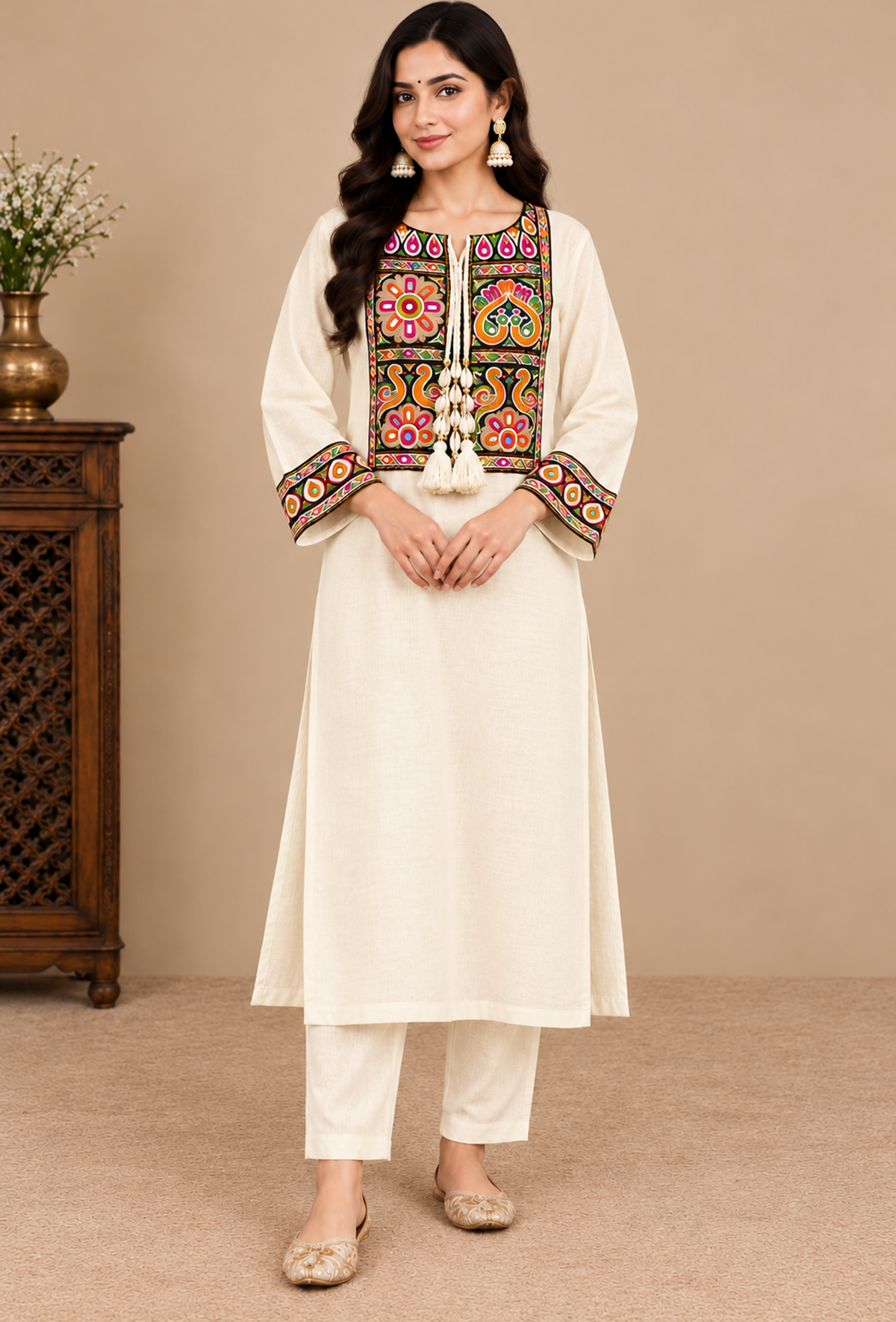 Set of 2: Ivory Cashmilon Gamthi Embroidered Phiran & Pant Set パンツ M